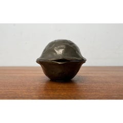 Cascanueces de mediados de siglo con forma de nogal en bronce, años 60