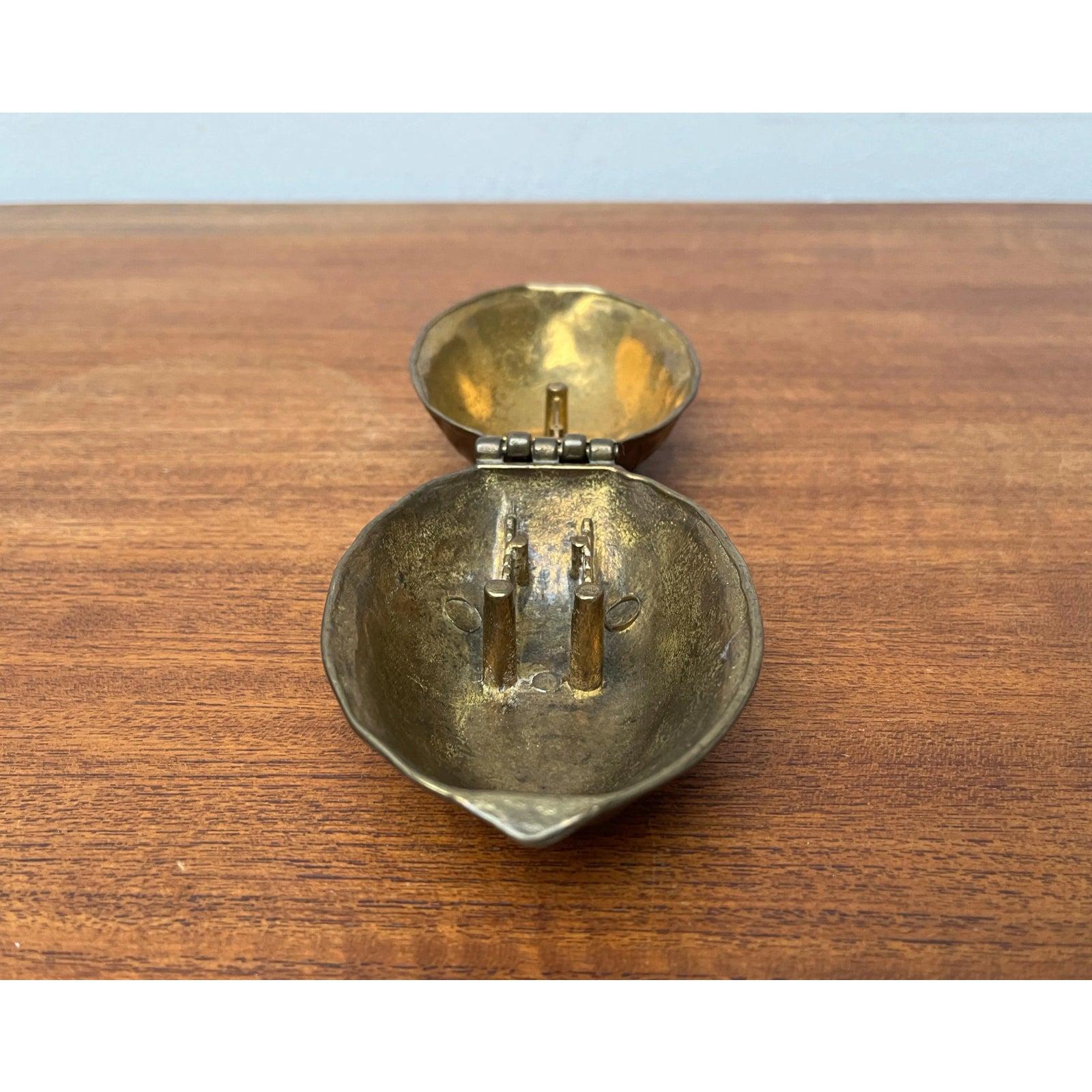 20ième siècle Casse-noix en bronze en forme de noix, milieu du siècle, années 1960 en vente