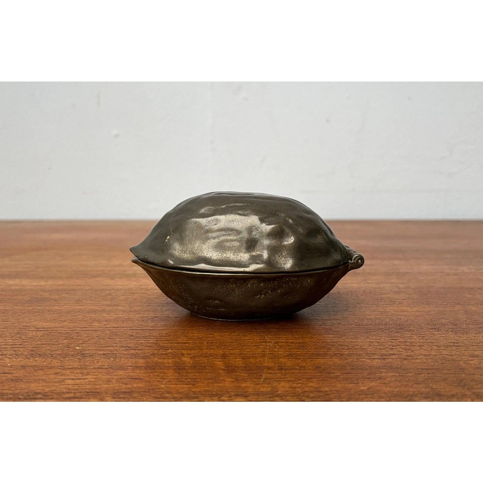 Casse-noix en bronze en forme de noix, milieu du siècle, années 1960 en vente 1