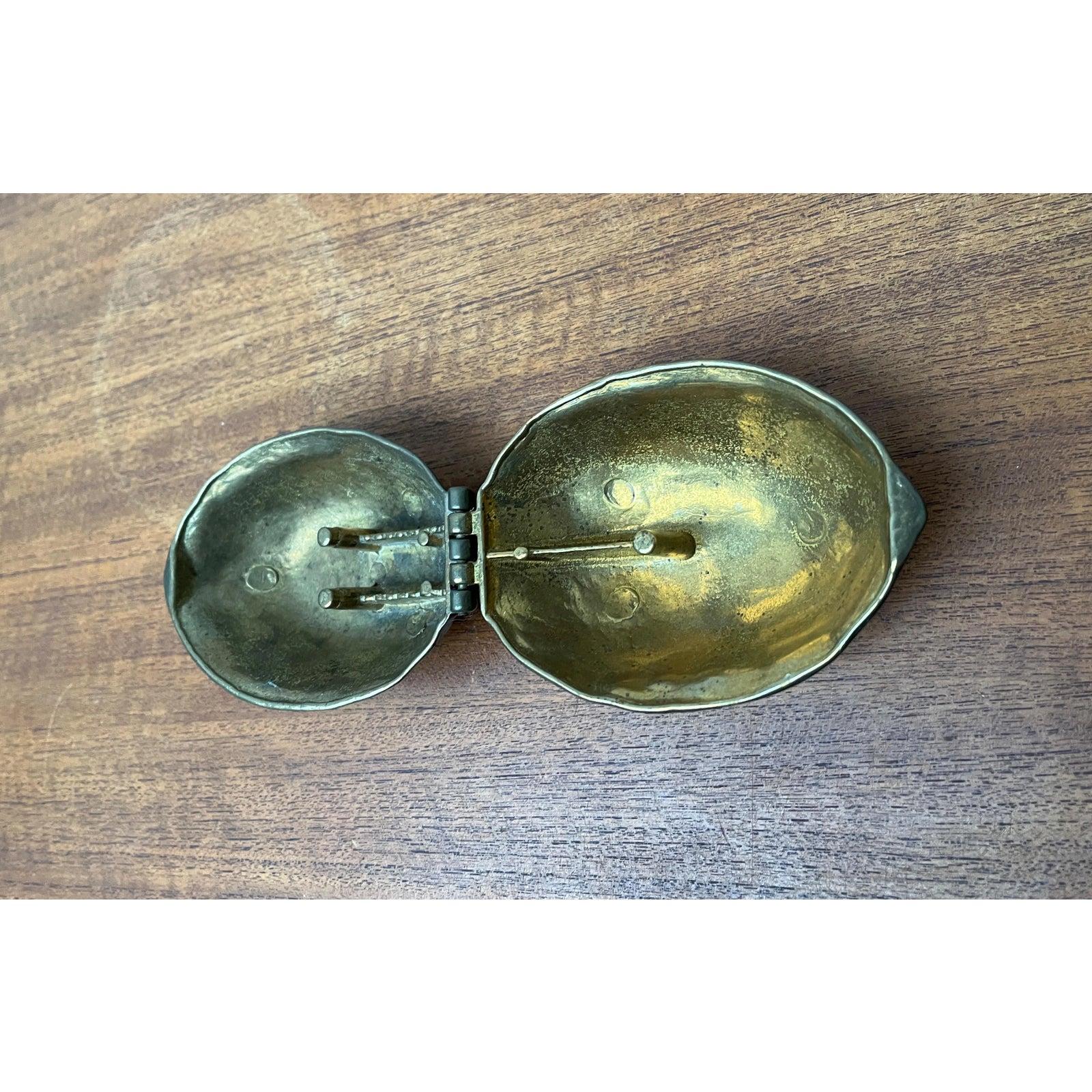 Casse-noix en bronze en forme de noix, milieu du siècle, années 1960 en vente 2