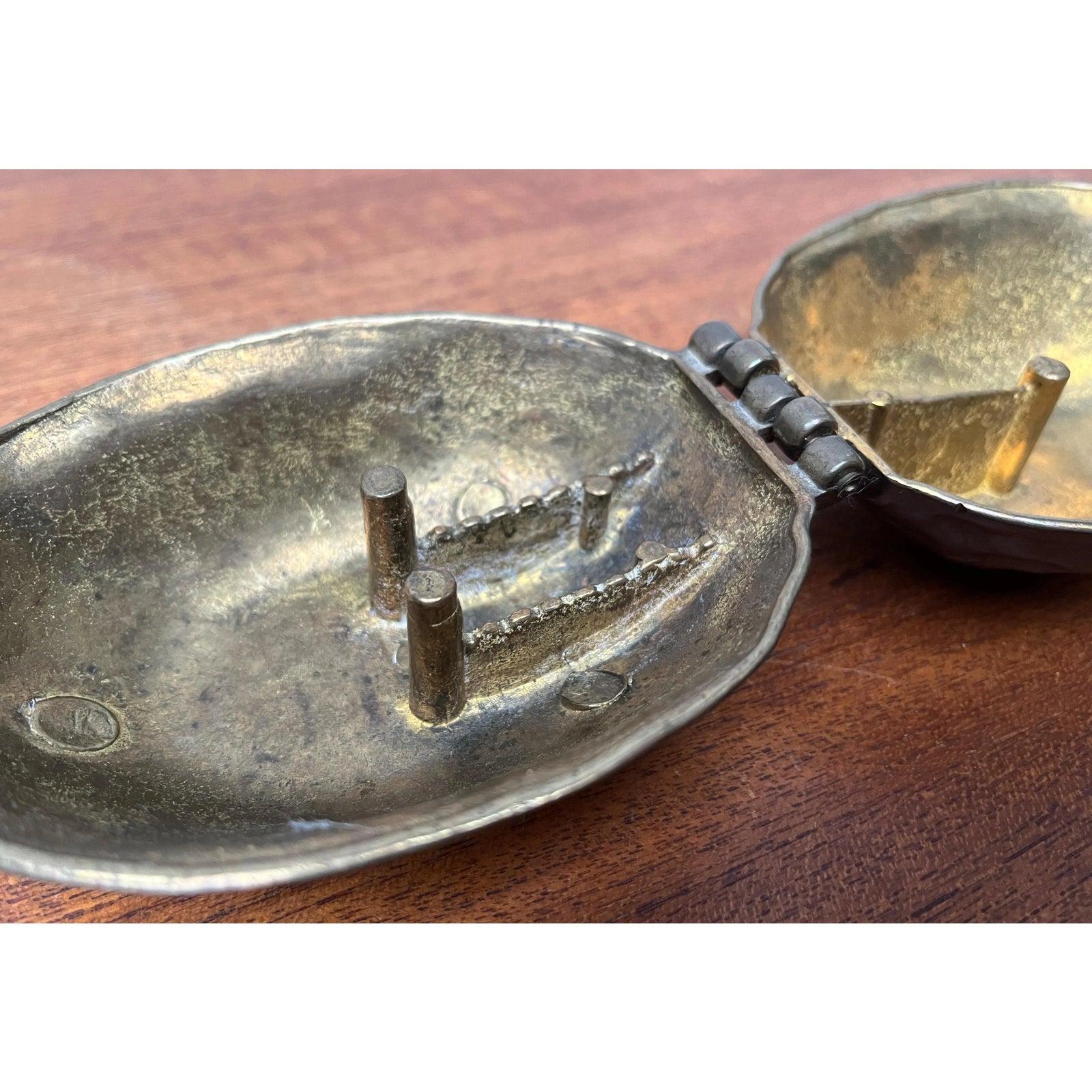Casse-noix en bronze en forme de noix, milieu du siècle, années 1960 en vente 3