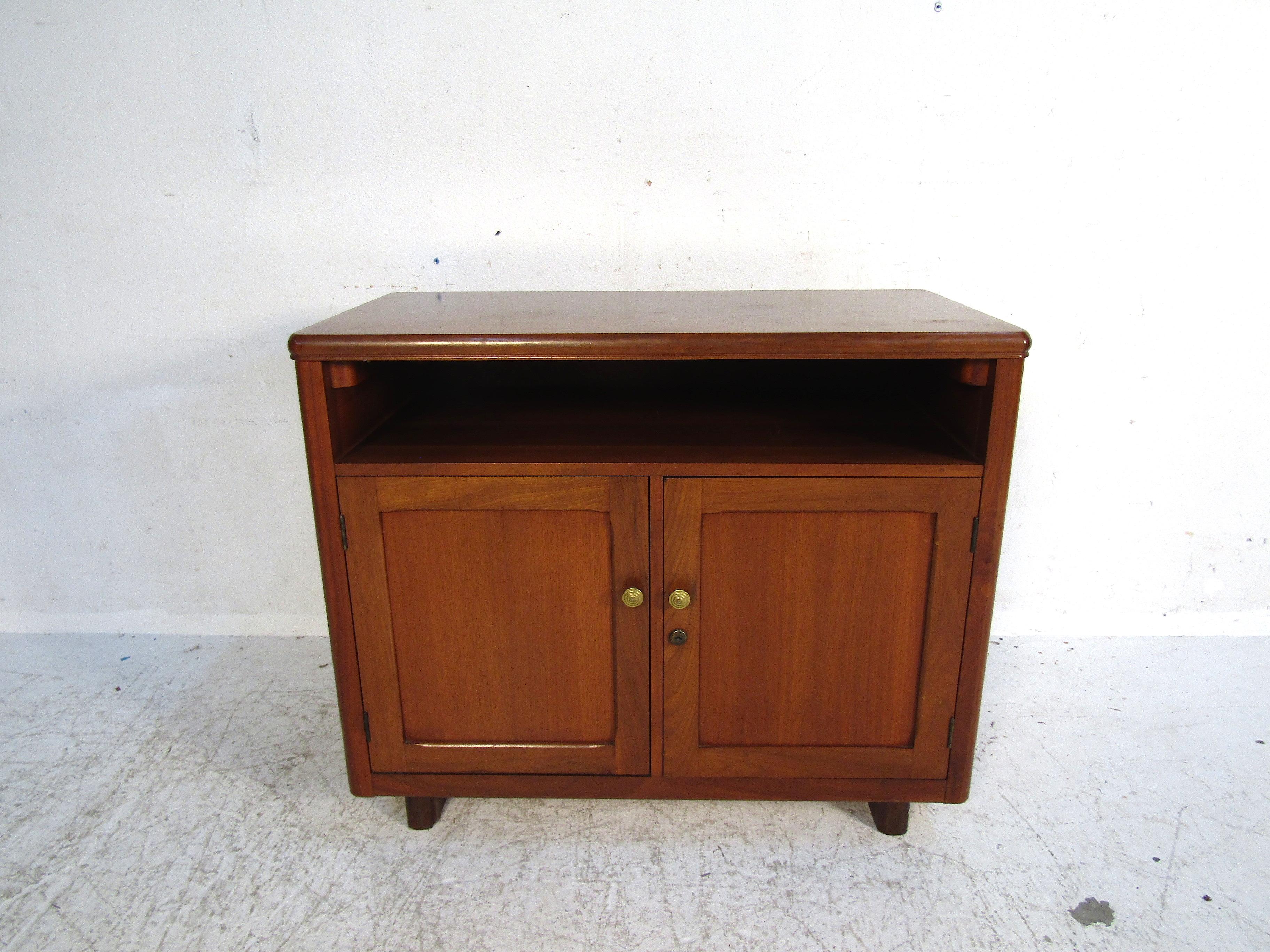 Midcentury Nussbaum Beistellschrank (Moderne der Mitte des Jahrhunderts) im Angebot