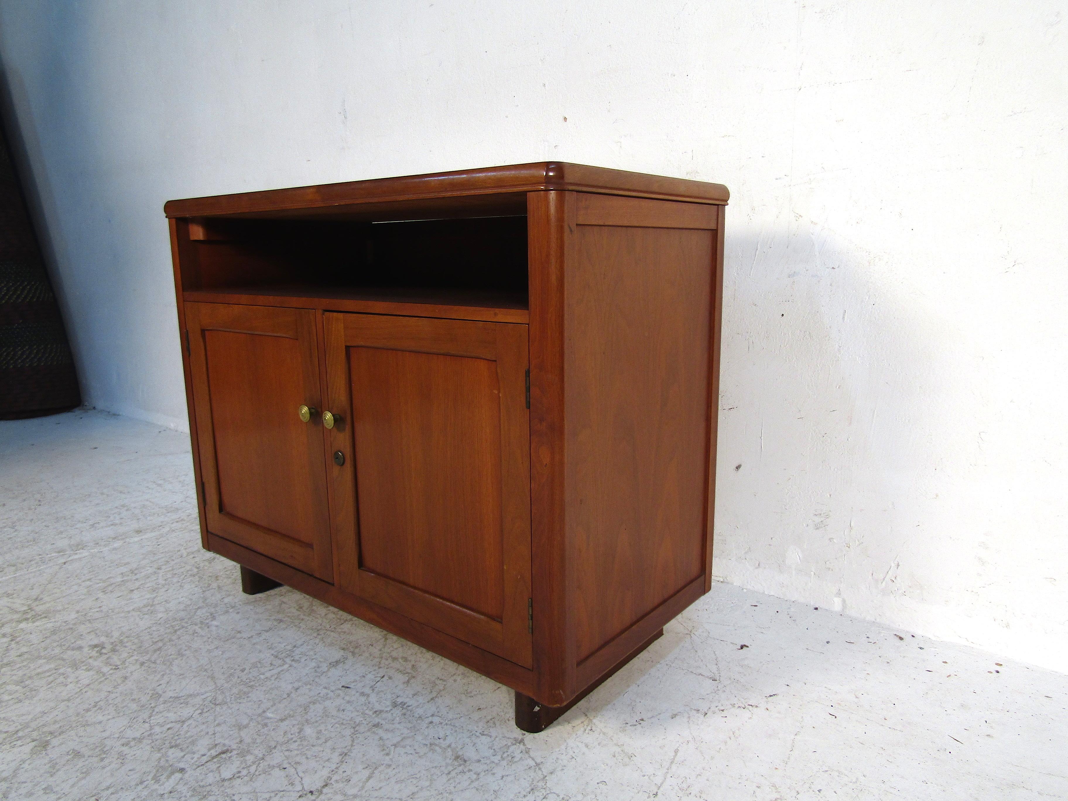 Midcentury Walnut Side Cabinet In Good Condition For Sale In Brooklyn, NY