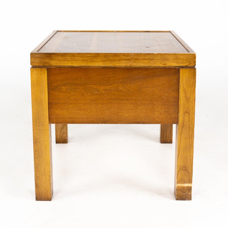Mid Century Walnut Side End Table In Good Condition For Sale In Countryside, IL
