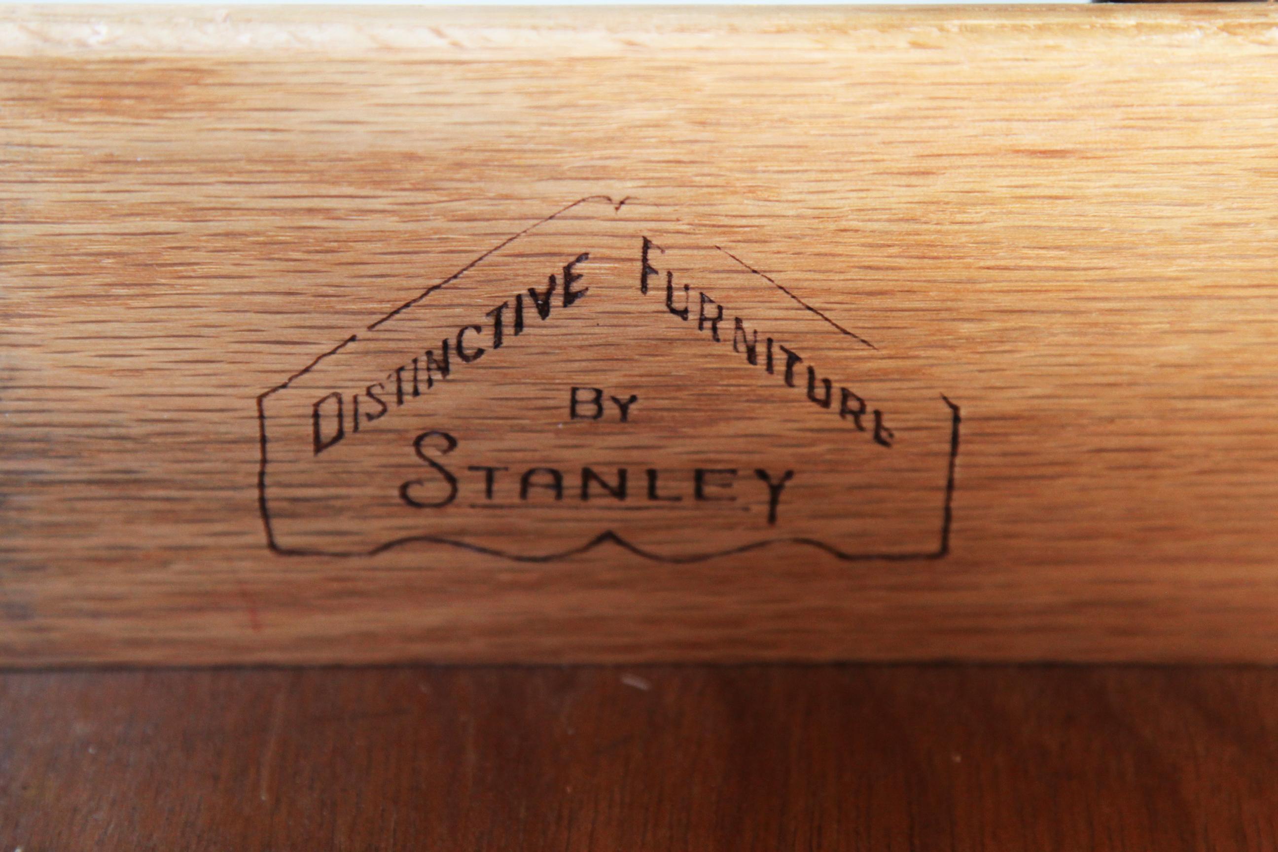 Beistelltisch oder Beistelltisch aus Nussbaumholz mit Schubladen, Nachttisch von Stanley Furniture, Mid-Century (amerikanisch) im Angebot