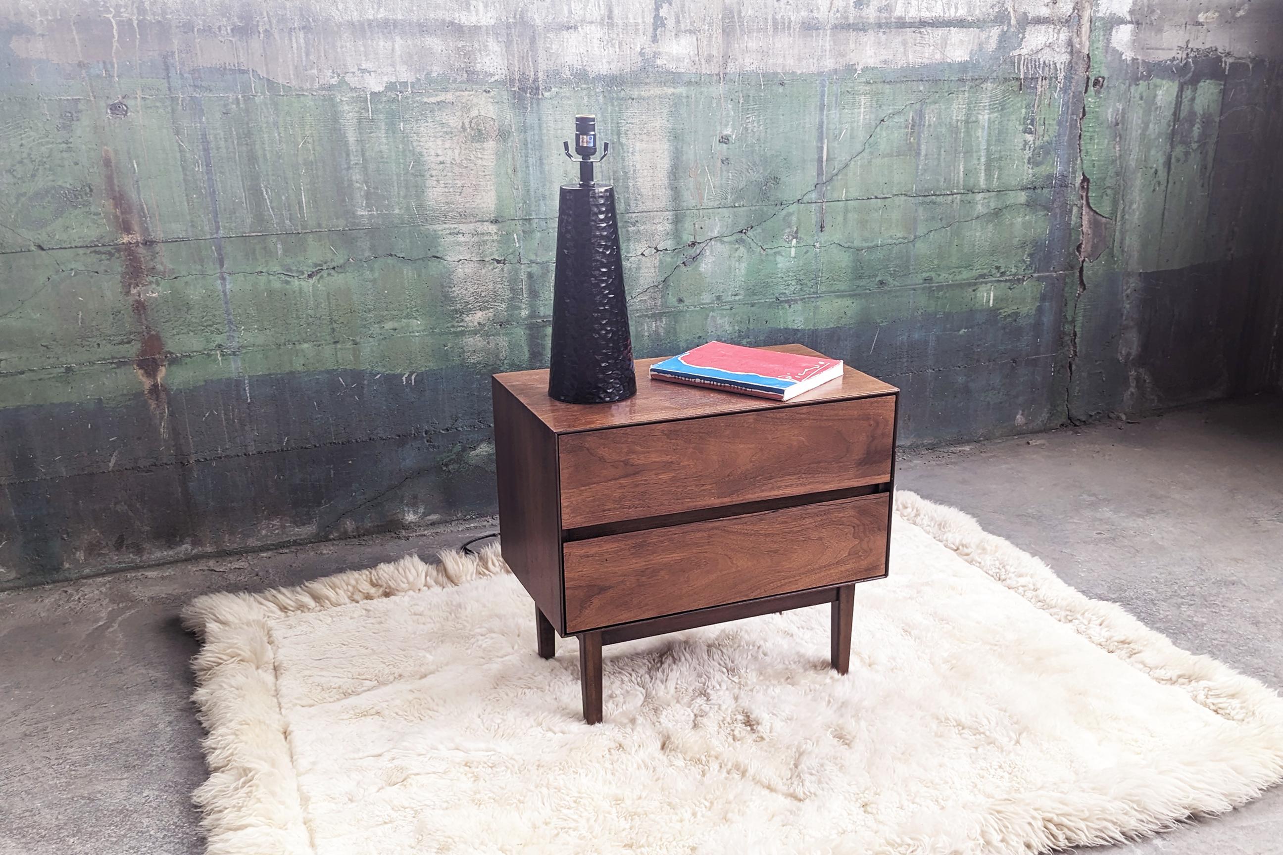 Beistelltisch oder Beistelltisch aus Nussbaumholz mit Schubladen, Nachttisch von Stanley Furniture, Mid-Century im Angebot 2