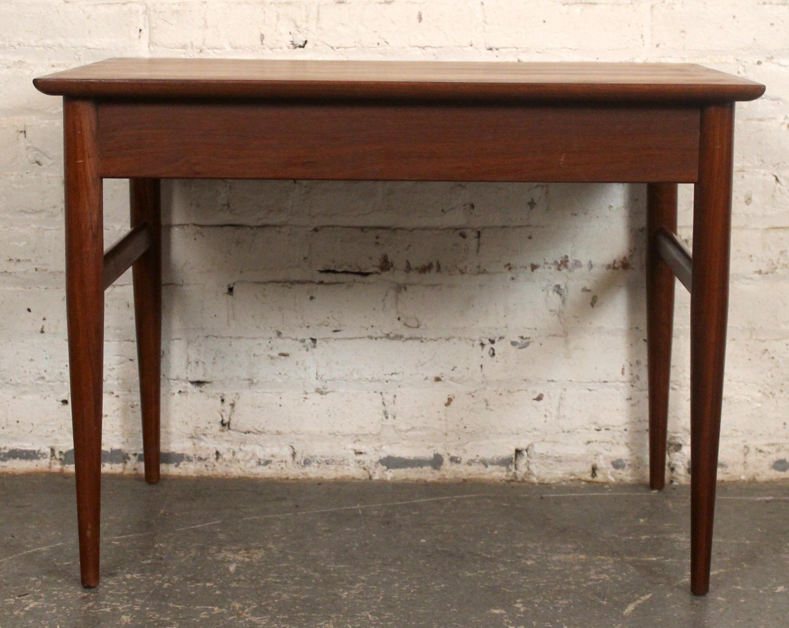 Mid-Century Walnut Side Table by Heritage Furniture In Good Condition For Sale In Brooklyn, NY