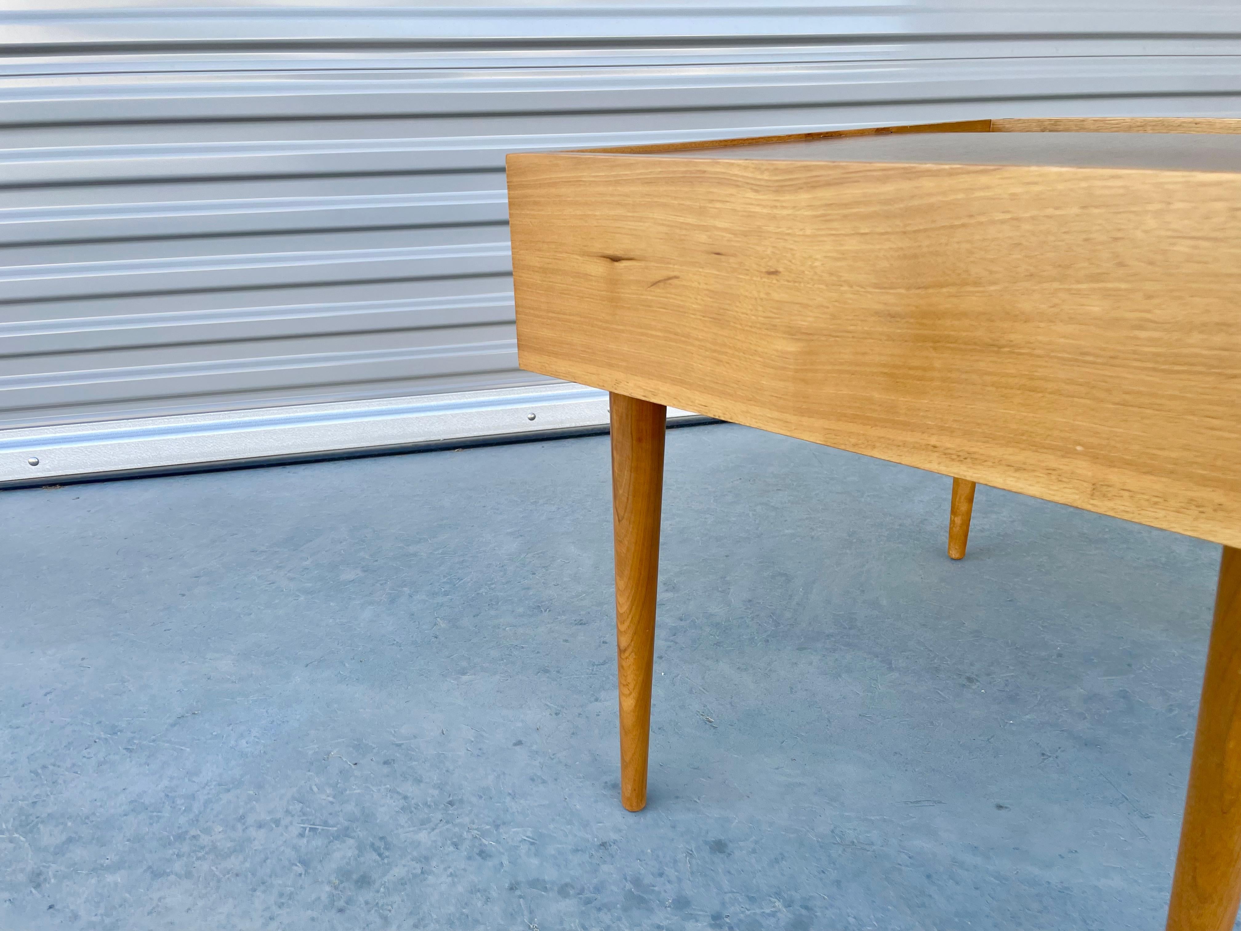American Midcentury Walnut Side Table by Milo Baughman for Glenn of California For Sale