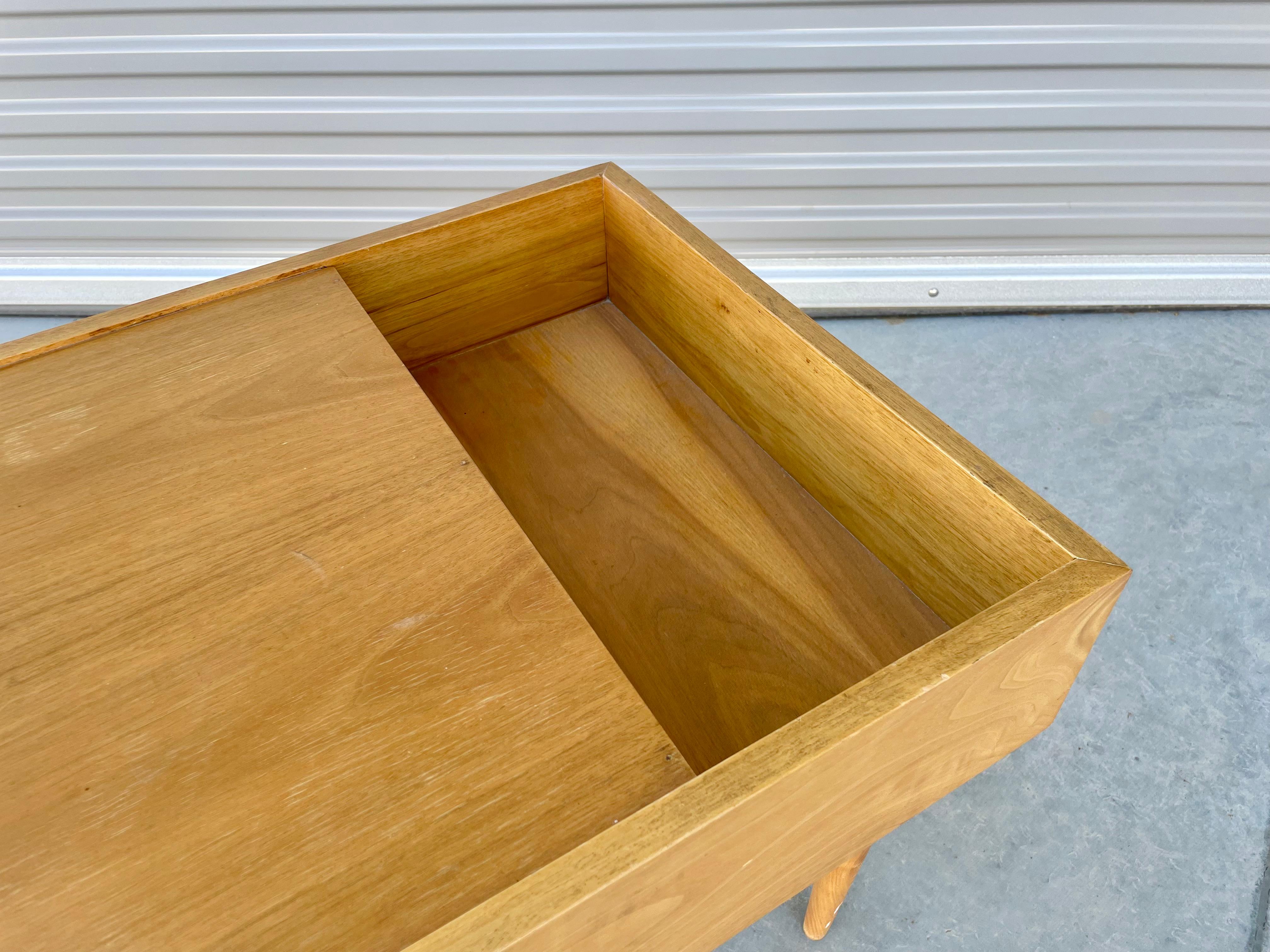 Midcentury Walnut Side Table by Milo Baughman for Glenn of California In Good Condition For Sale In North Hollywood, CA