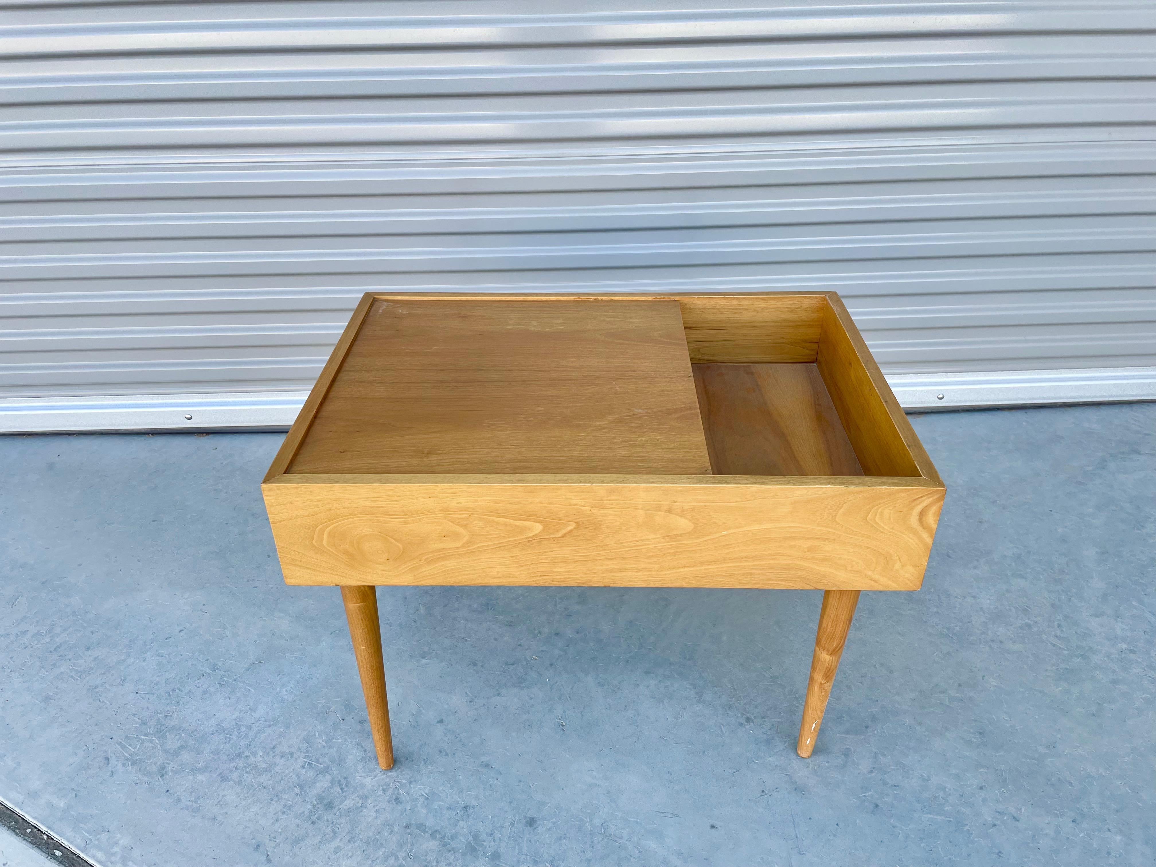 Midcentury Walnut Side Table by Milo Baughman for Glenn of California For Sale 1