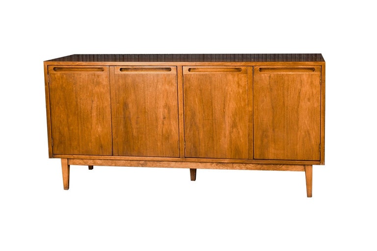 Mid Century Walnut Sideboard Credenza American of Martinsville In Good Condition In Baltimore, MD