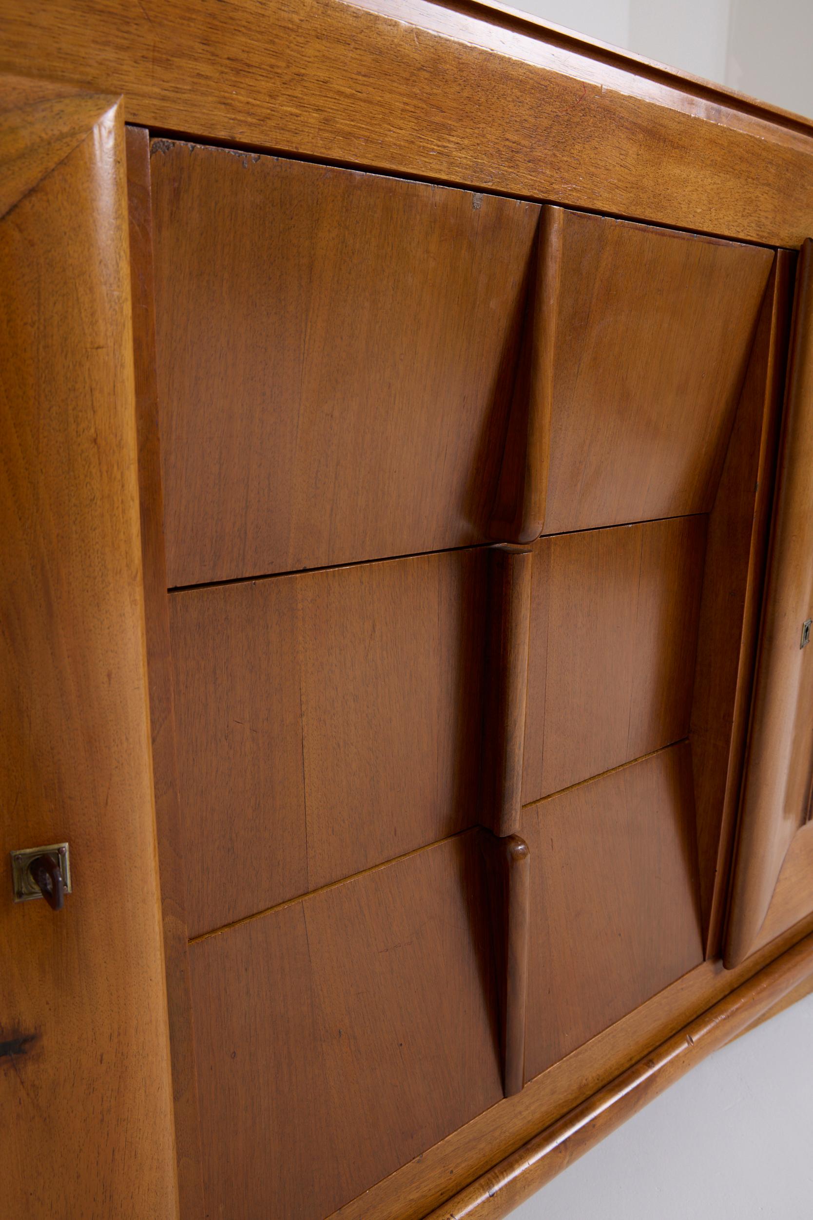 Sideboard aus Nussbaumholz aus der Jahrhundertmitte im Angebot 3