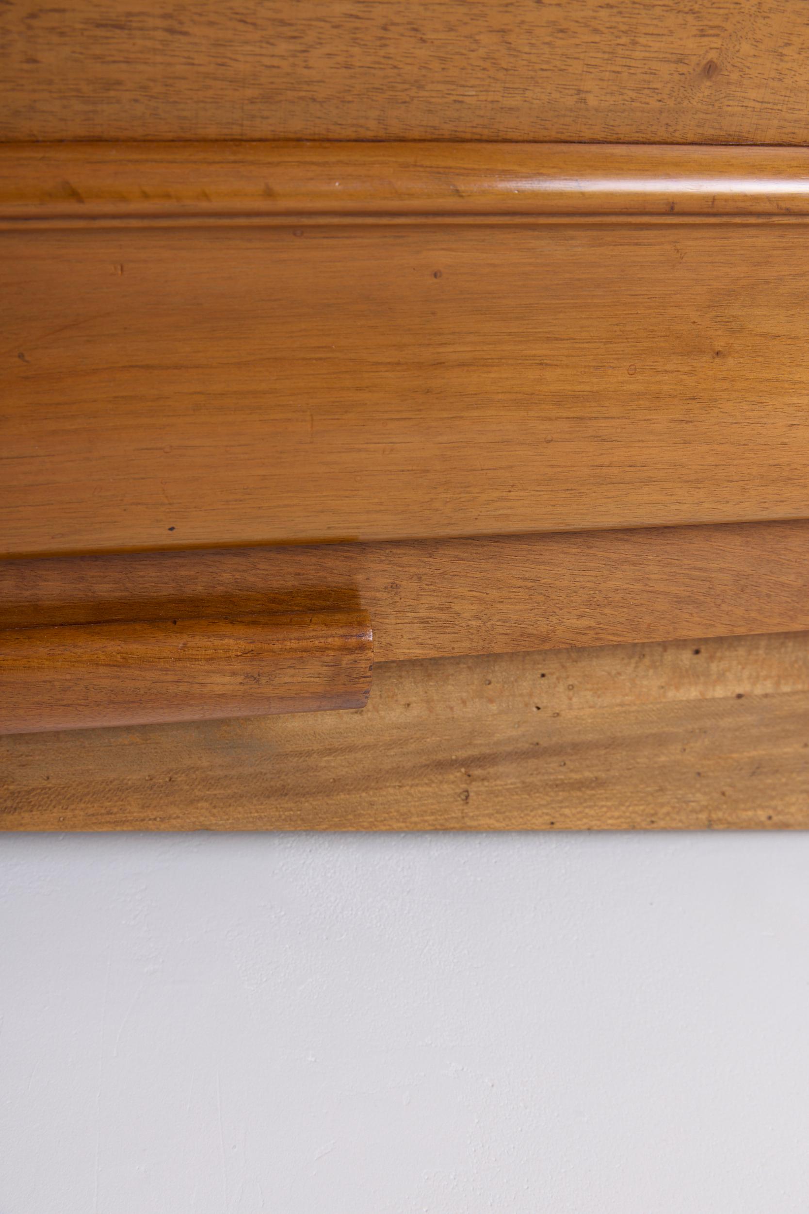 Sideboard aus Nussbaumholz aus der Jahrhundertmitte im Angebot 4