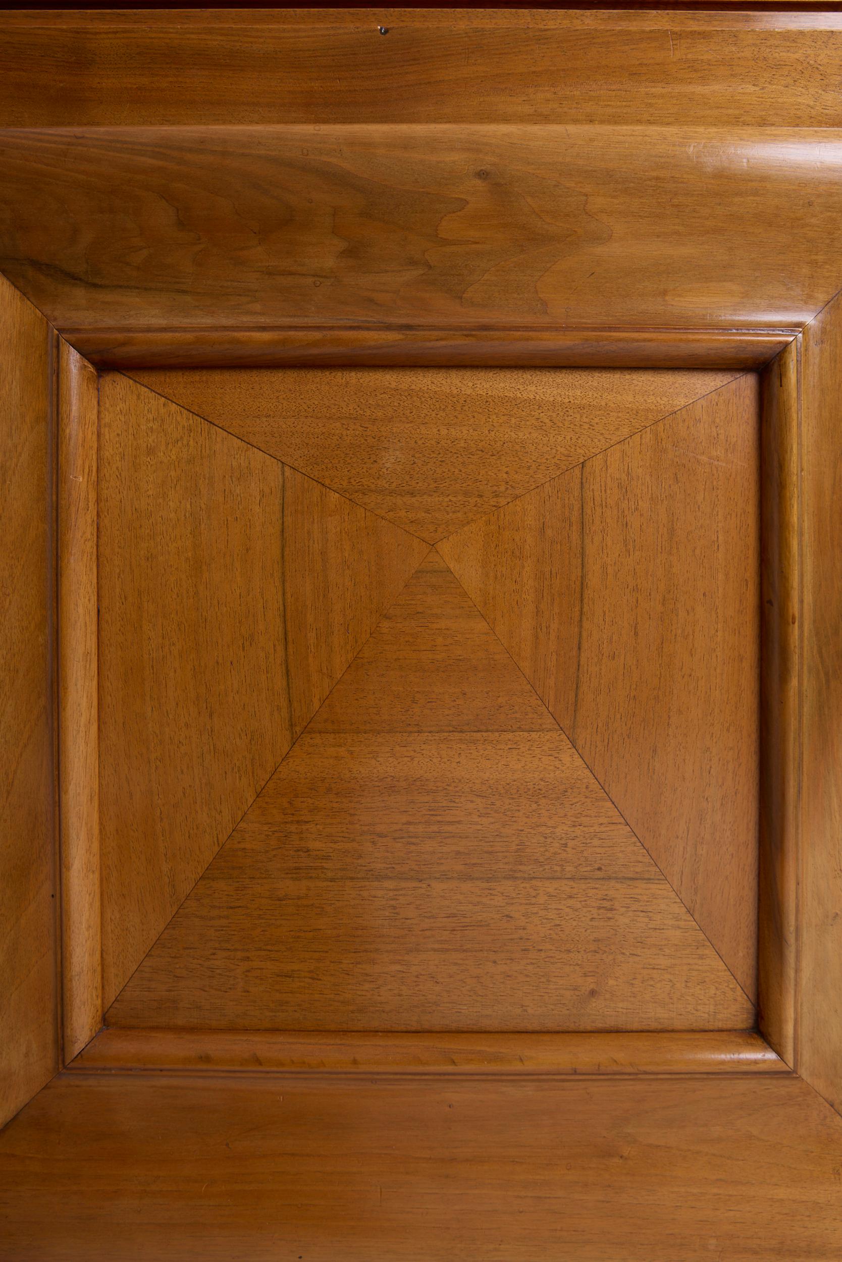 Sideboard aus Nussbaumholz aus der Jahrhundertmitte im Angebot 5