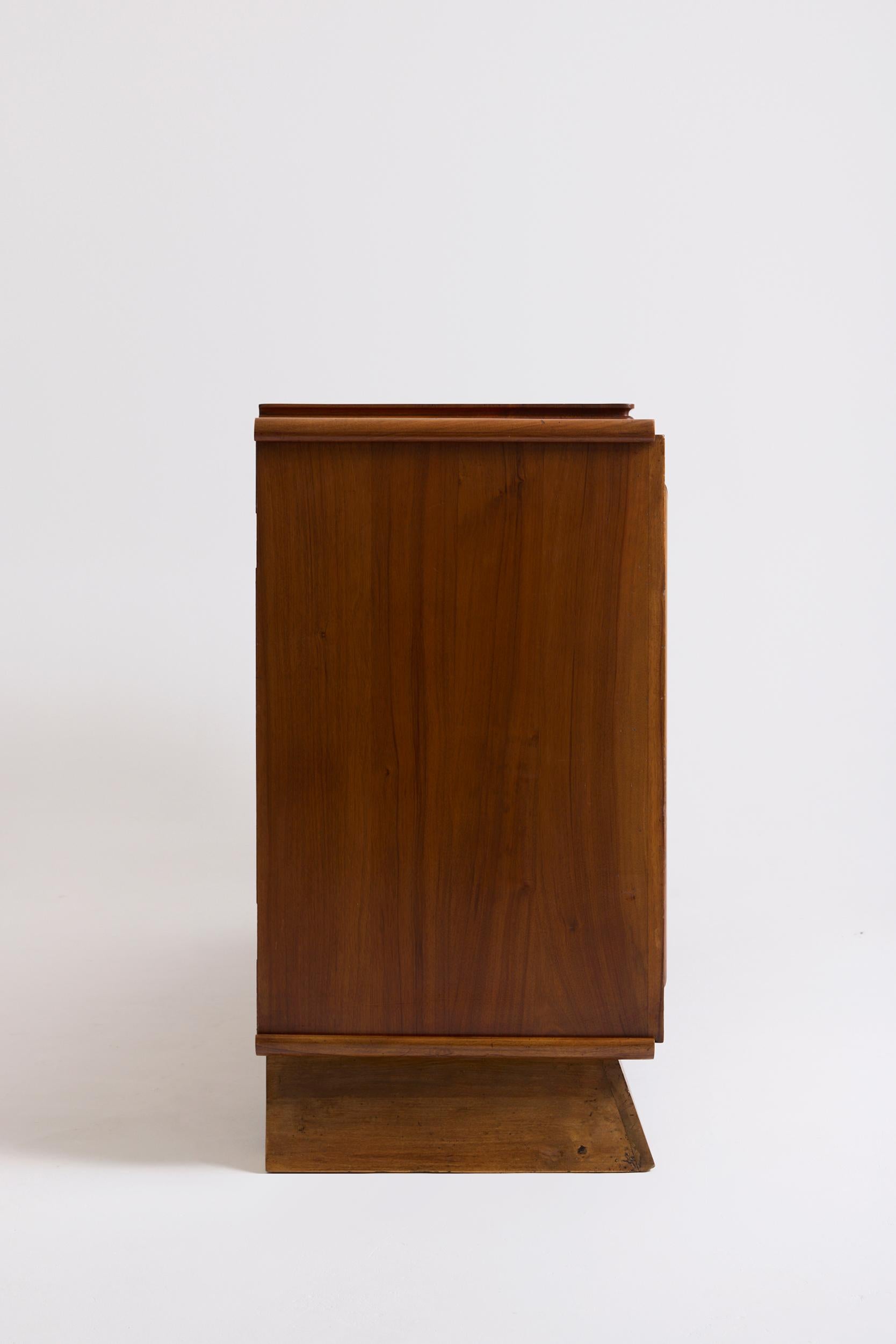 Sideboard aus Nussbaumholz aus der Jahrhundertmitte im Angebot 6