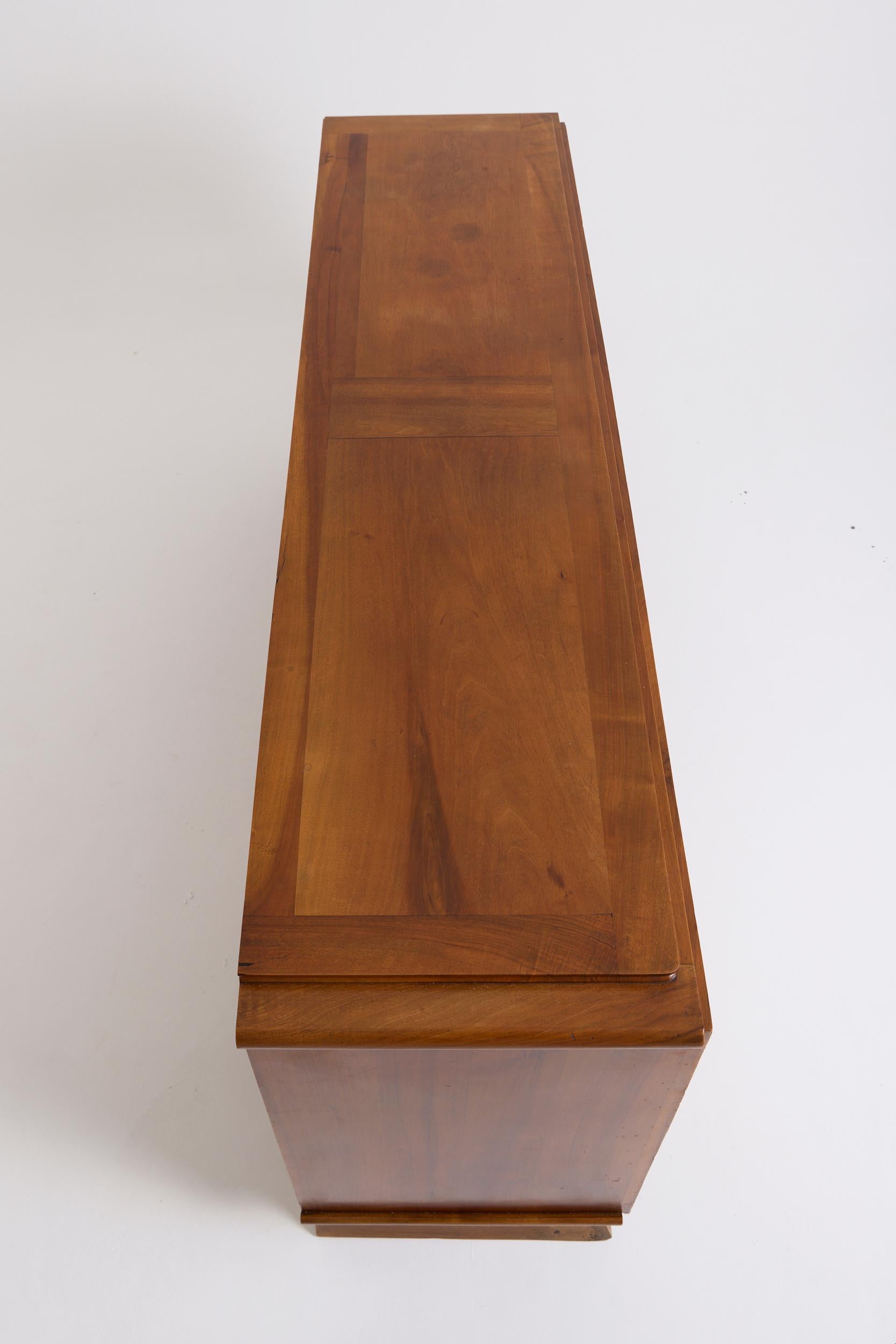 Sideboard aus Nussbaumholz aus der Jahrhundertmitte im Angebot 7