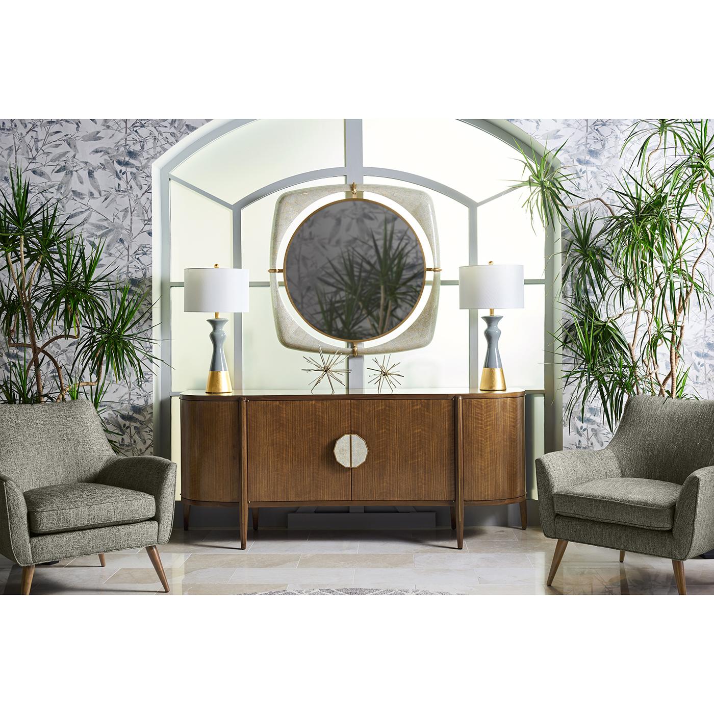 Realizzata in noce americano di prima qualità con una finitura laccata trasparente, questa credenza con fronte a serpentina presenta un sorprendente motivo di impiallacciatura a quarto di figura, che aggiunge profondità e consistenza alla sua