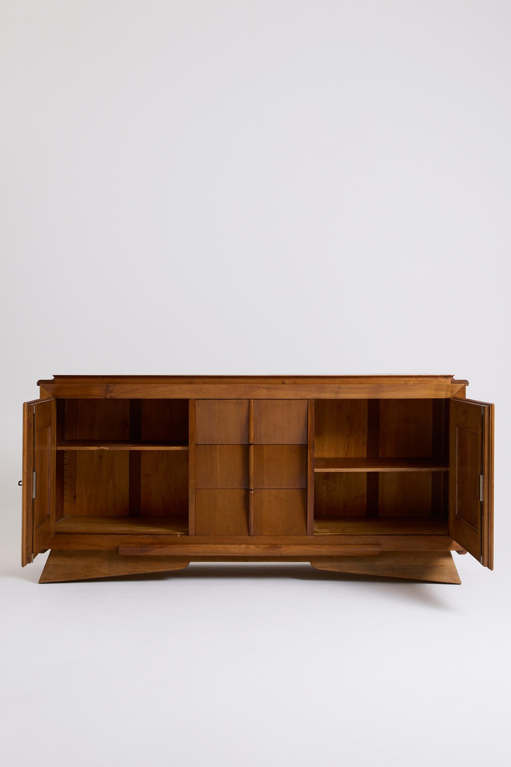 Sideboard aus Nussbaumholz aus der Jahrhundertmitte (Französisch) im Angebot