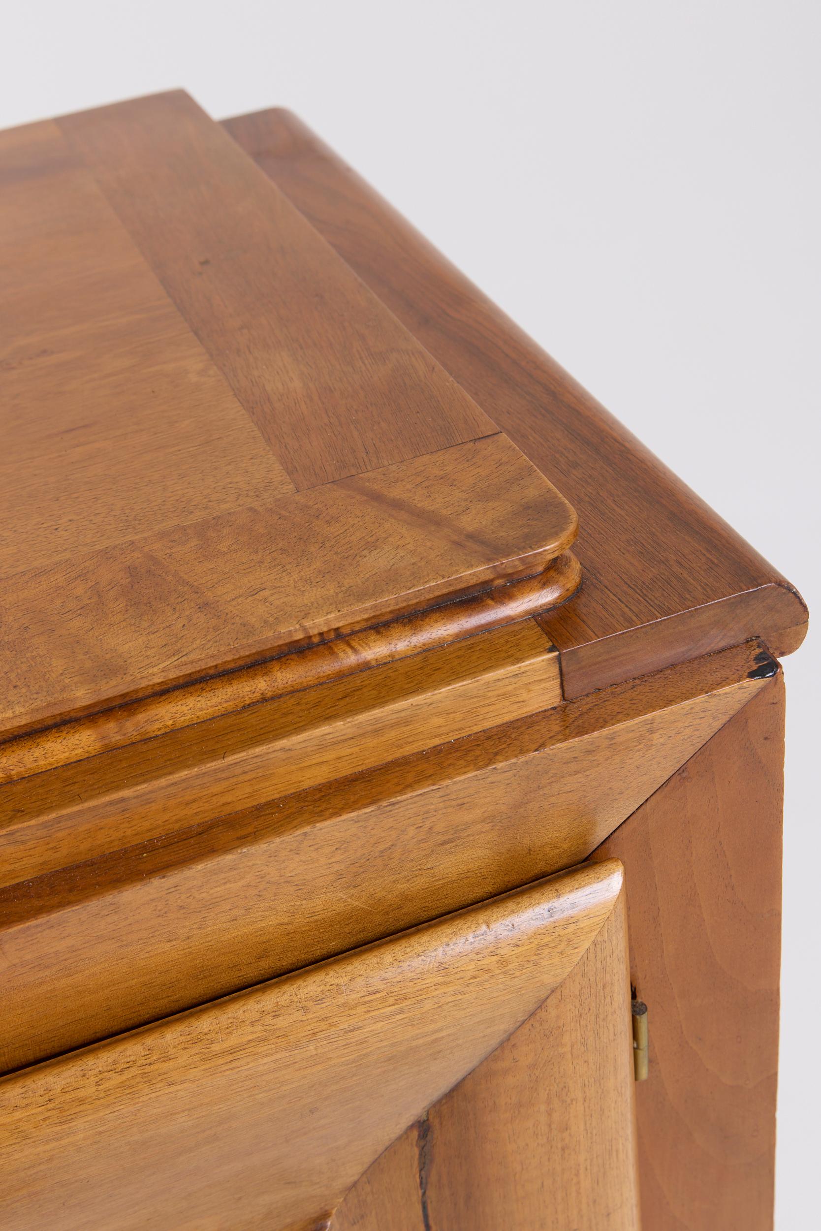 Sideboard aus Nussbaumholz aus der Jahrhundertmitte im Zustand „Gut“ im Angebot in London, GB