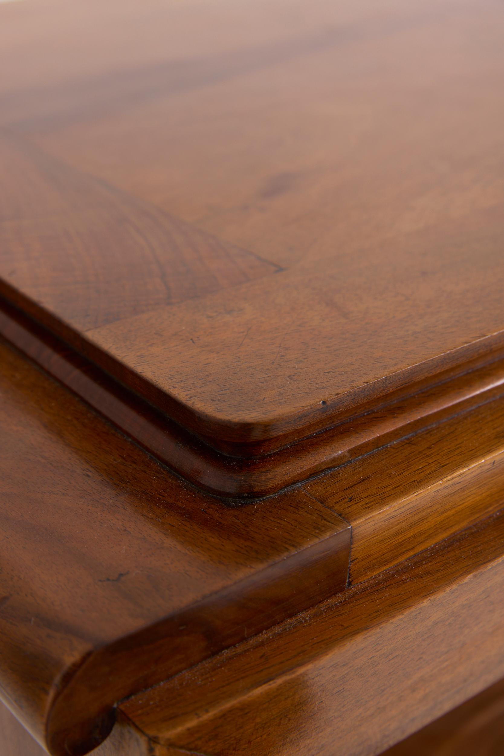 Sideboard aus Nussbaumholz aus der Jahrhundertmitte (Mitte des 20. Jahrhunderts) im Angebot