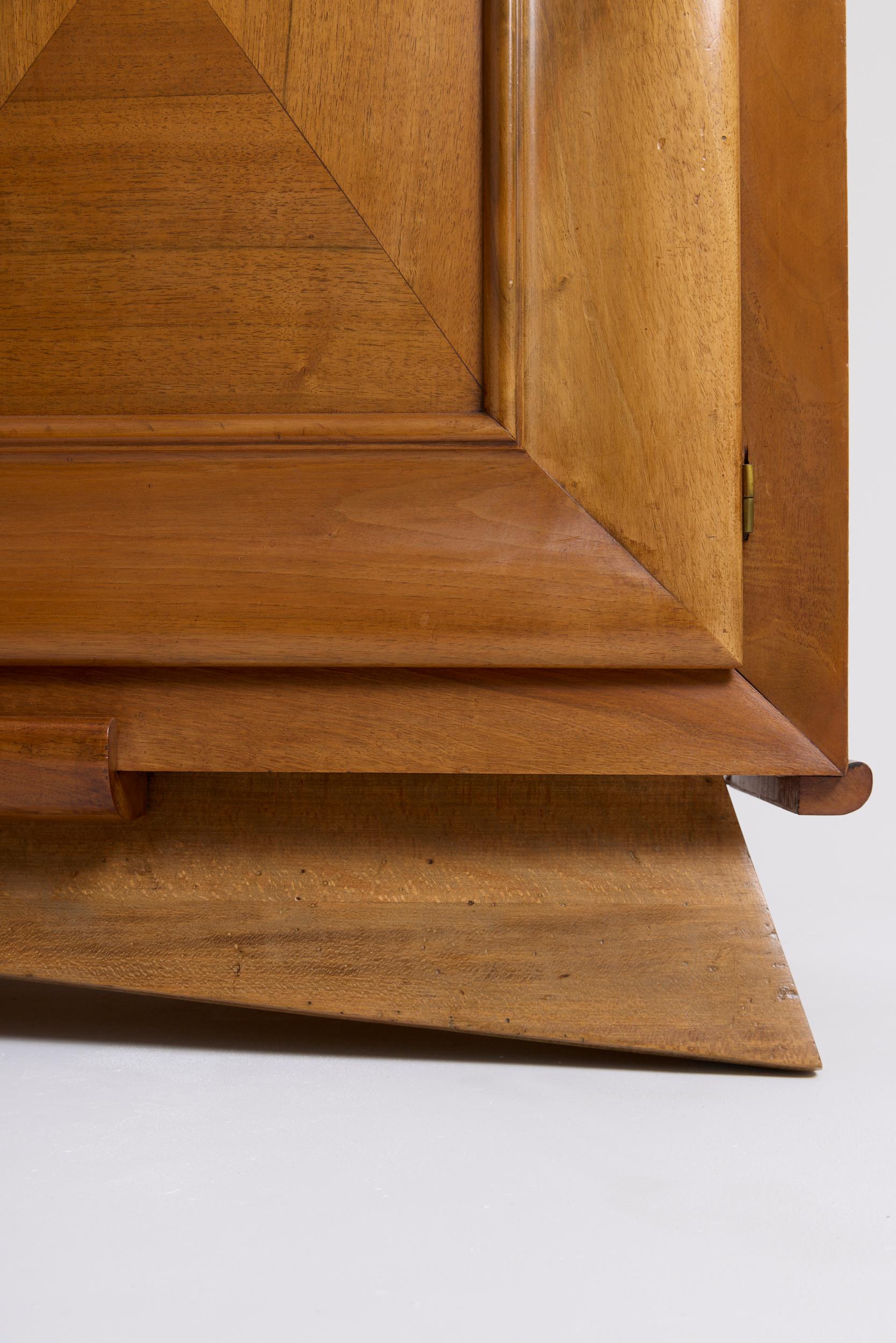 Sideboard aus Nussbaumholz aus der Jahrhundertmitte (Walnuss) im Angebot