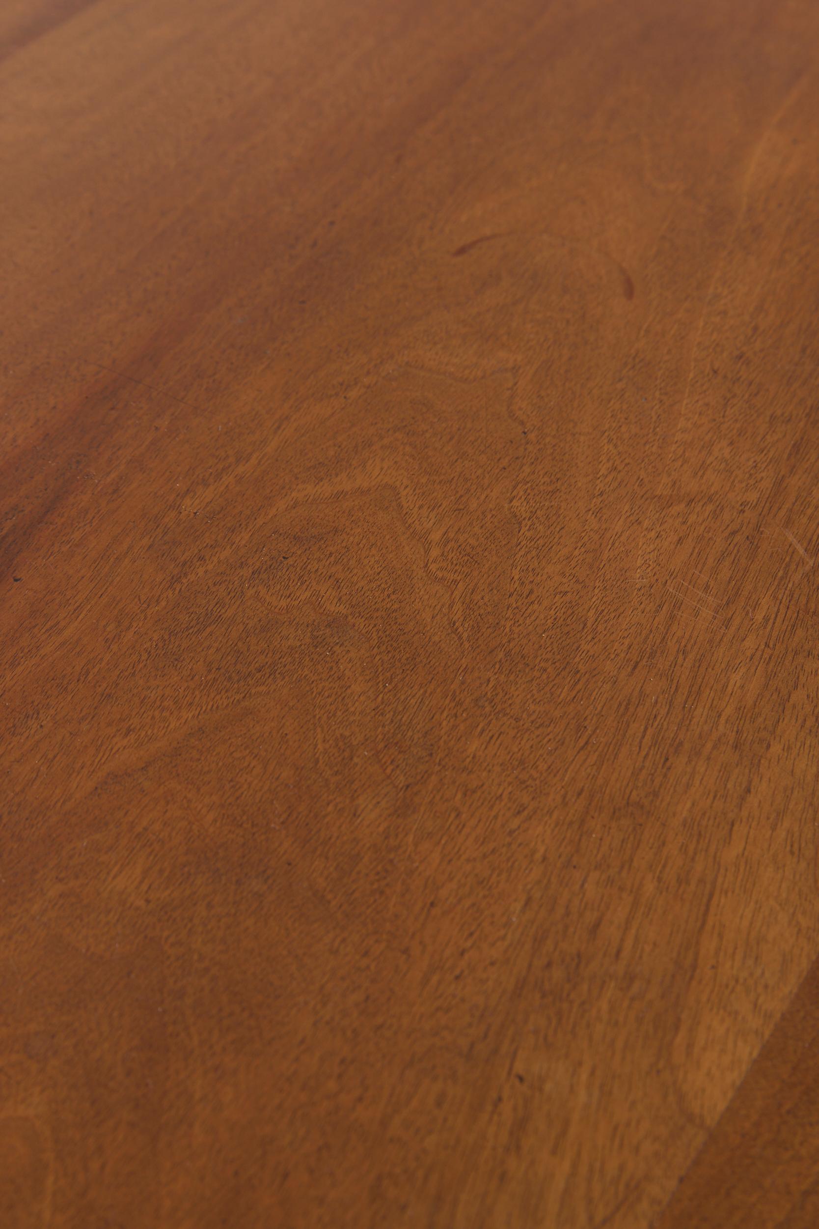 Sideboard aus Nussbaumholz aus der Jahrhundertmitte im Angebot 1