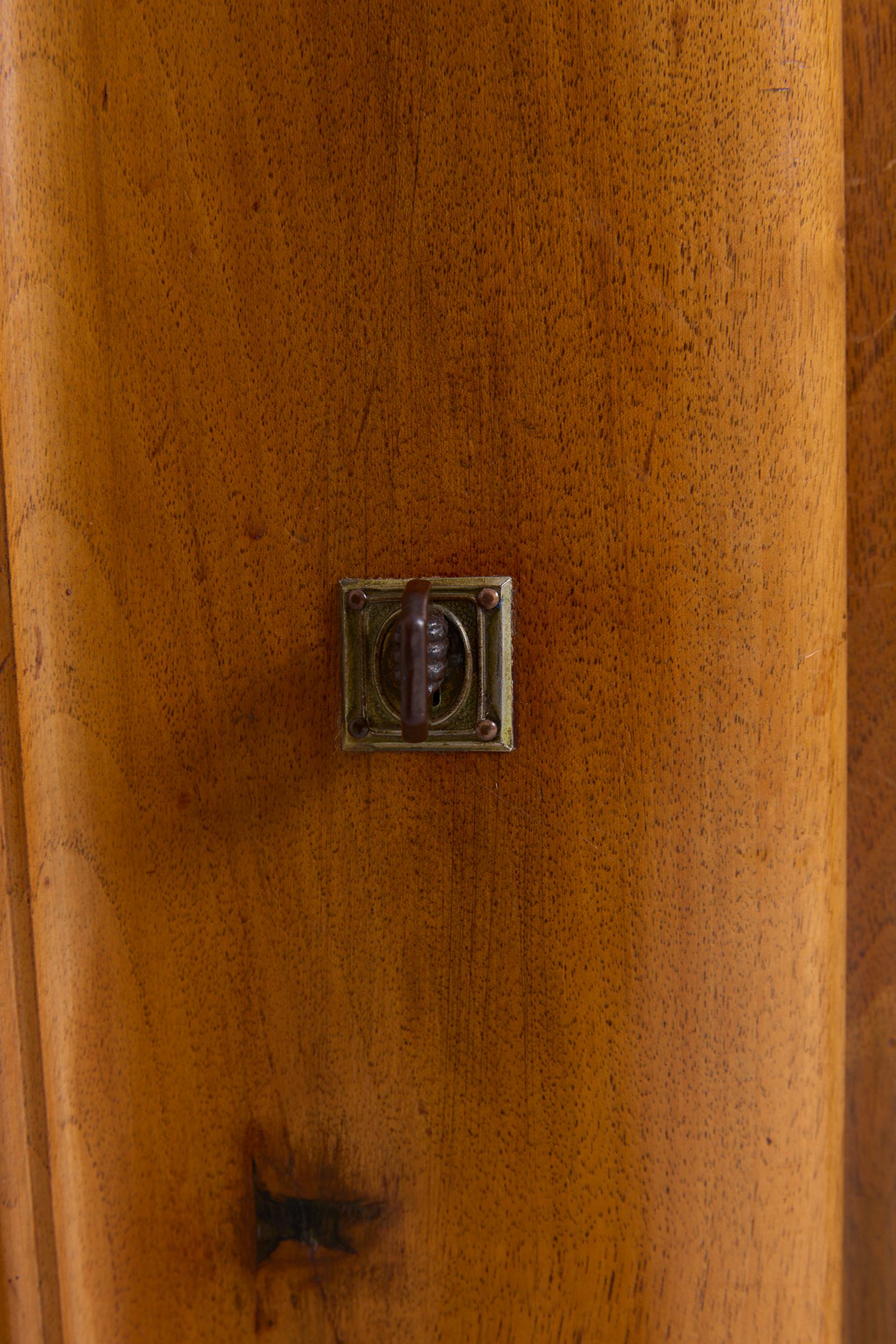 Sideboard aus Nussbaumholz aus der Jahrhundertmitte im Angebot 2