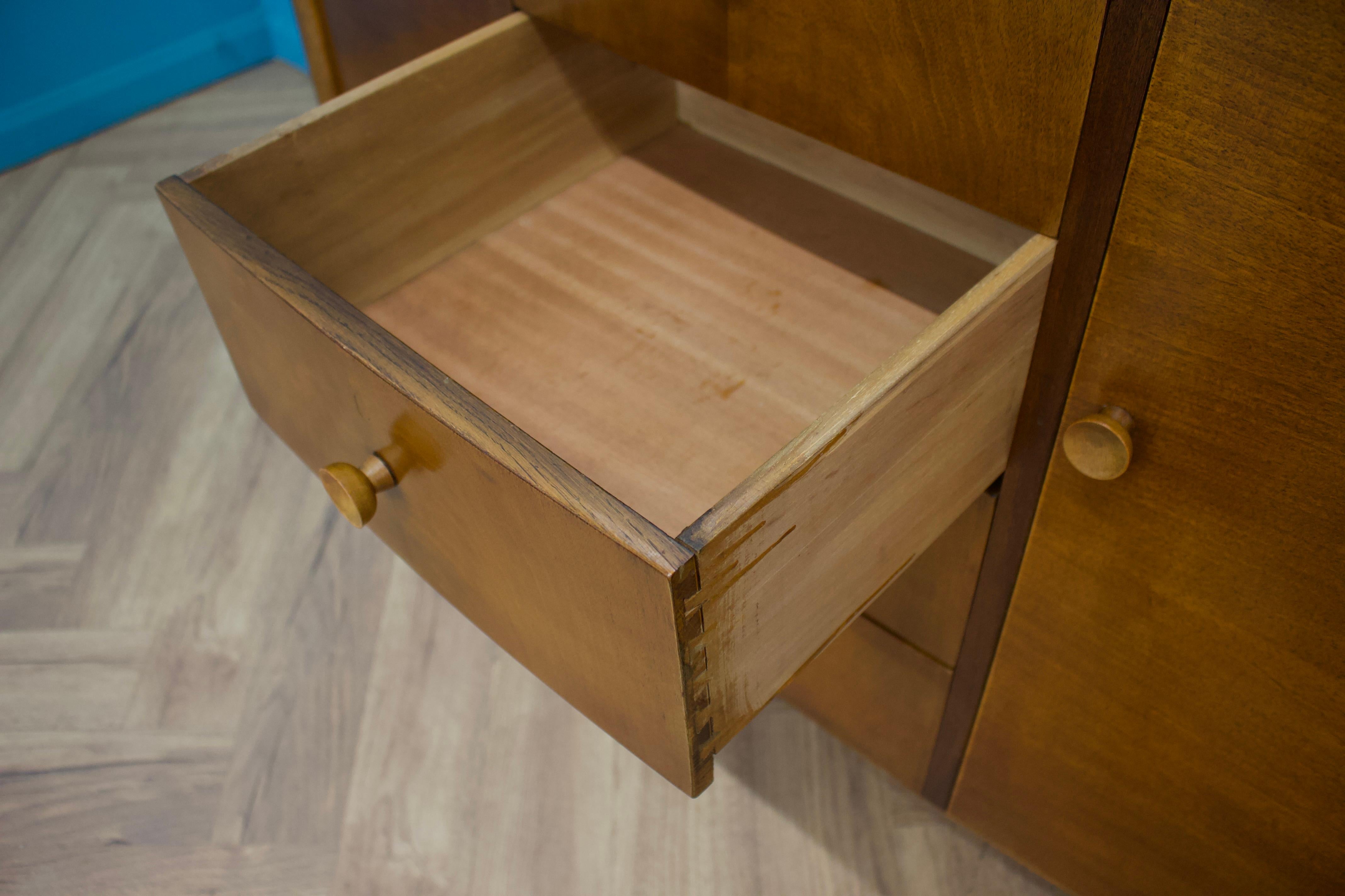 Credenza in legno di noce del Century Furniture (Strongbow), anni '50 in vendita 3