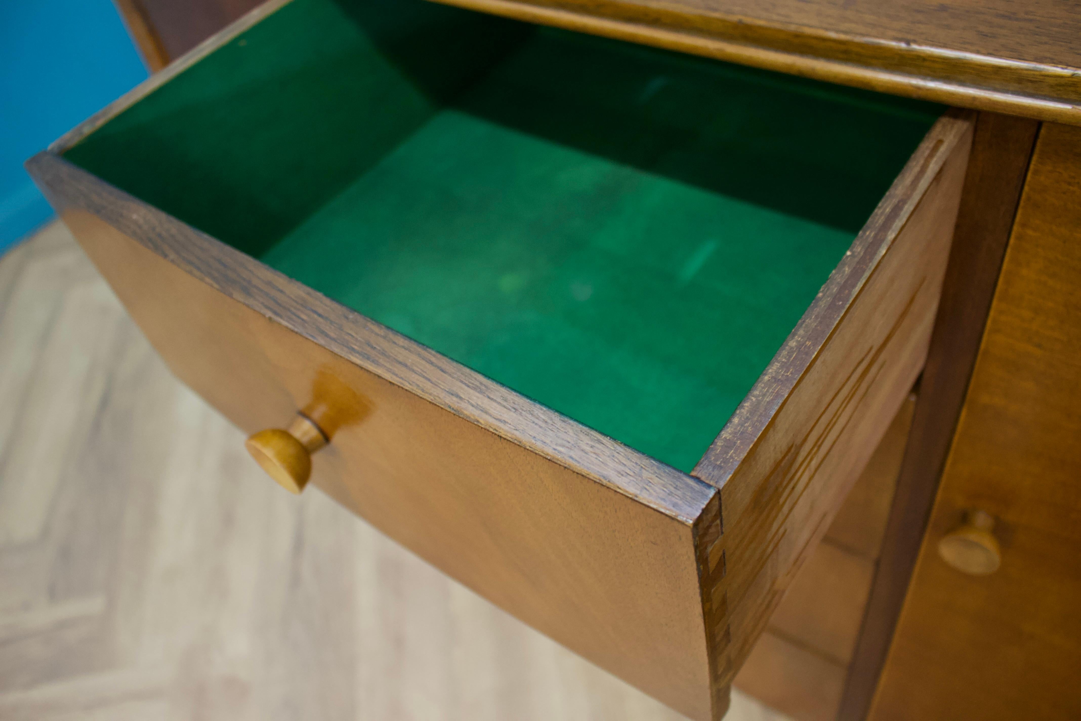 Credenza in legno di noce del Century Furniture (Strongbow), anni '50 in vendita 4