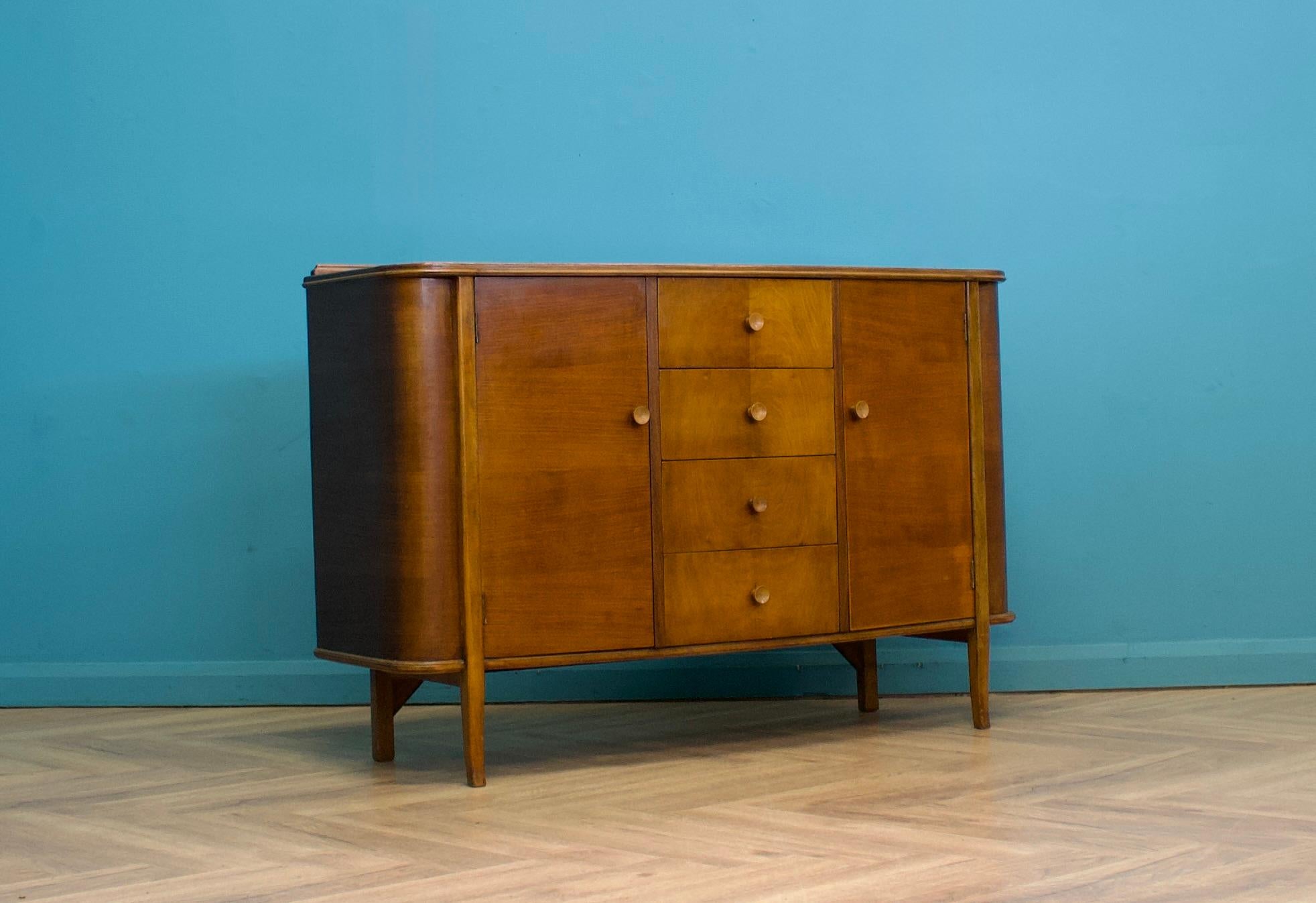 Credenza in noce di metà secolo di Bartlett Furniture (Strongbow), circa anni '50




Due armadi con ripiani e quattro cassetti