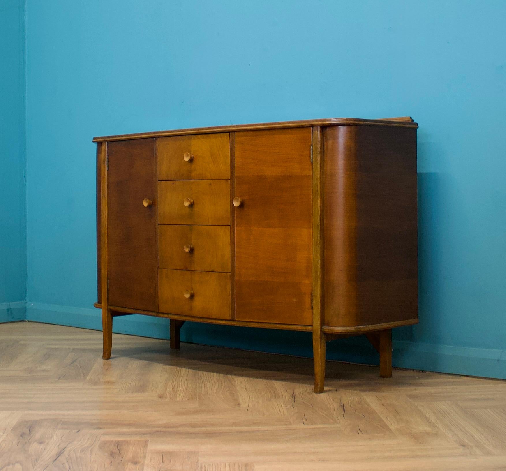 Mid-Century moderno Credenza in legno di noce del Century Furniture (Strongbow), anni '50 in vendita