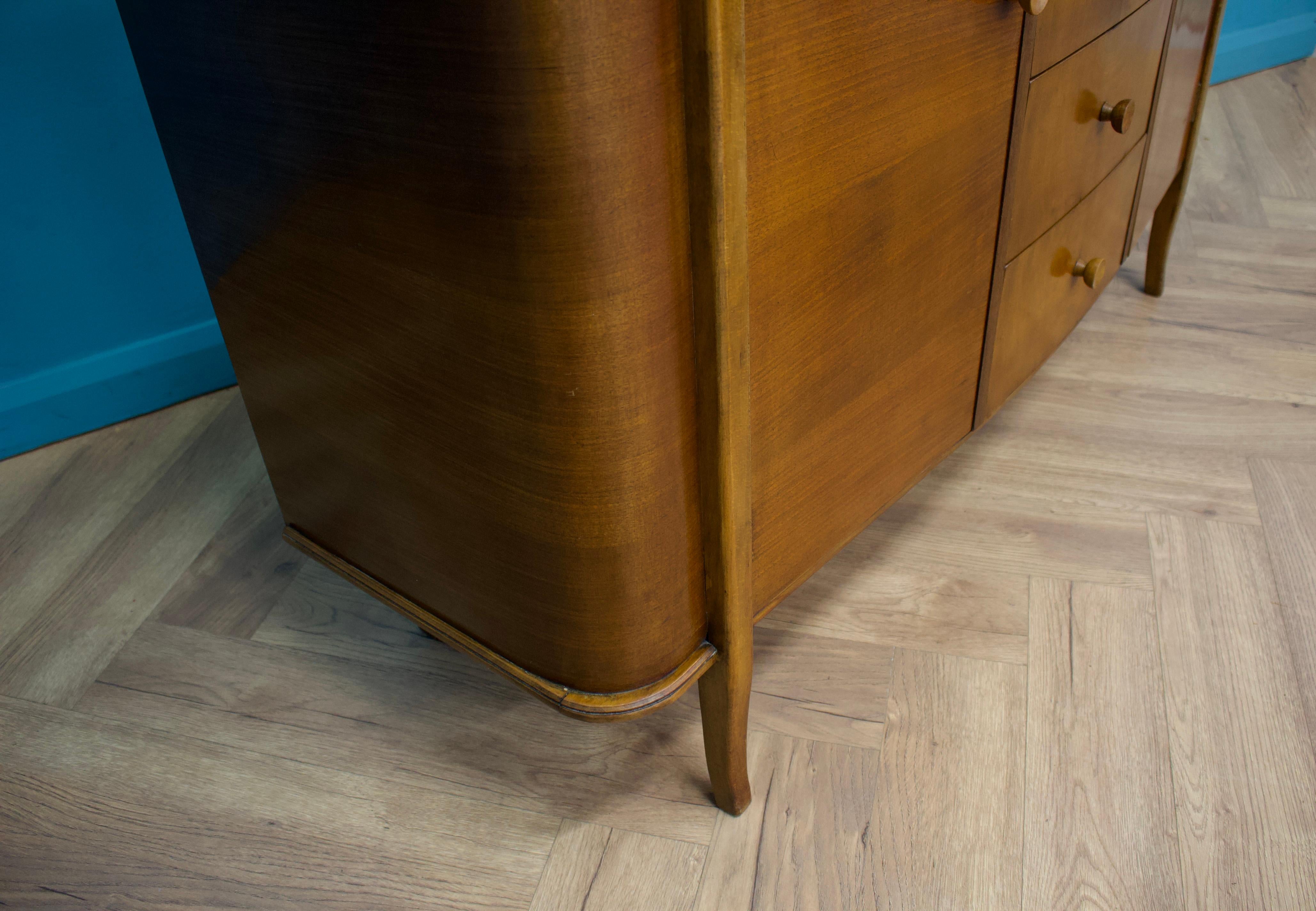 Credenza in legno di noce del Century Furniture (Strongbow), anni '50 In condizioni buone in vendita a South Shields, GB