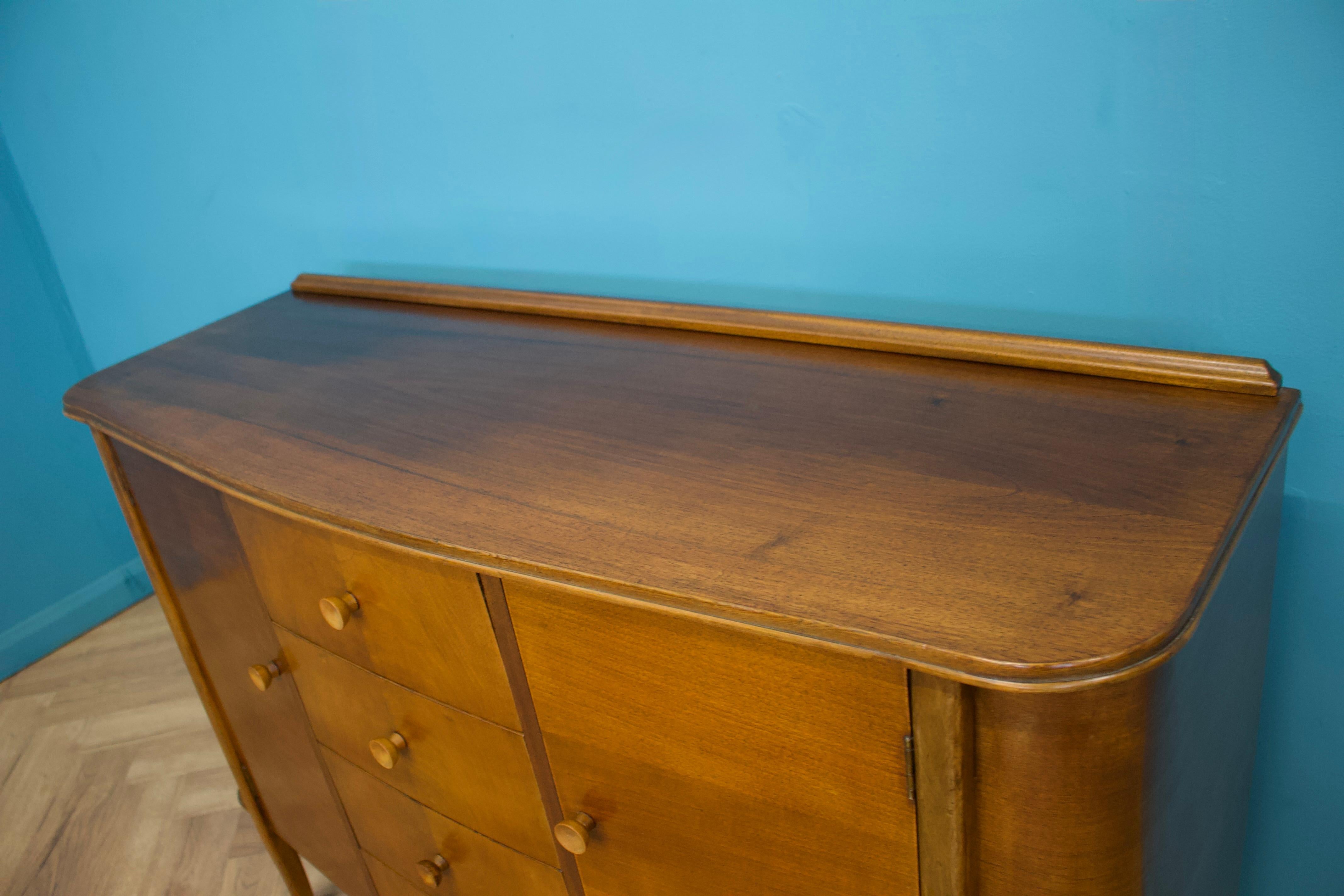 XX secolo Credenza in legno di noce del Century Furniture (Strongbow), anni '50 in vendita