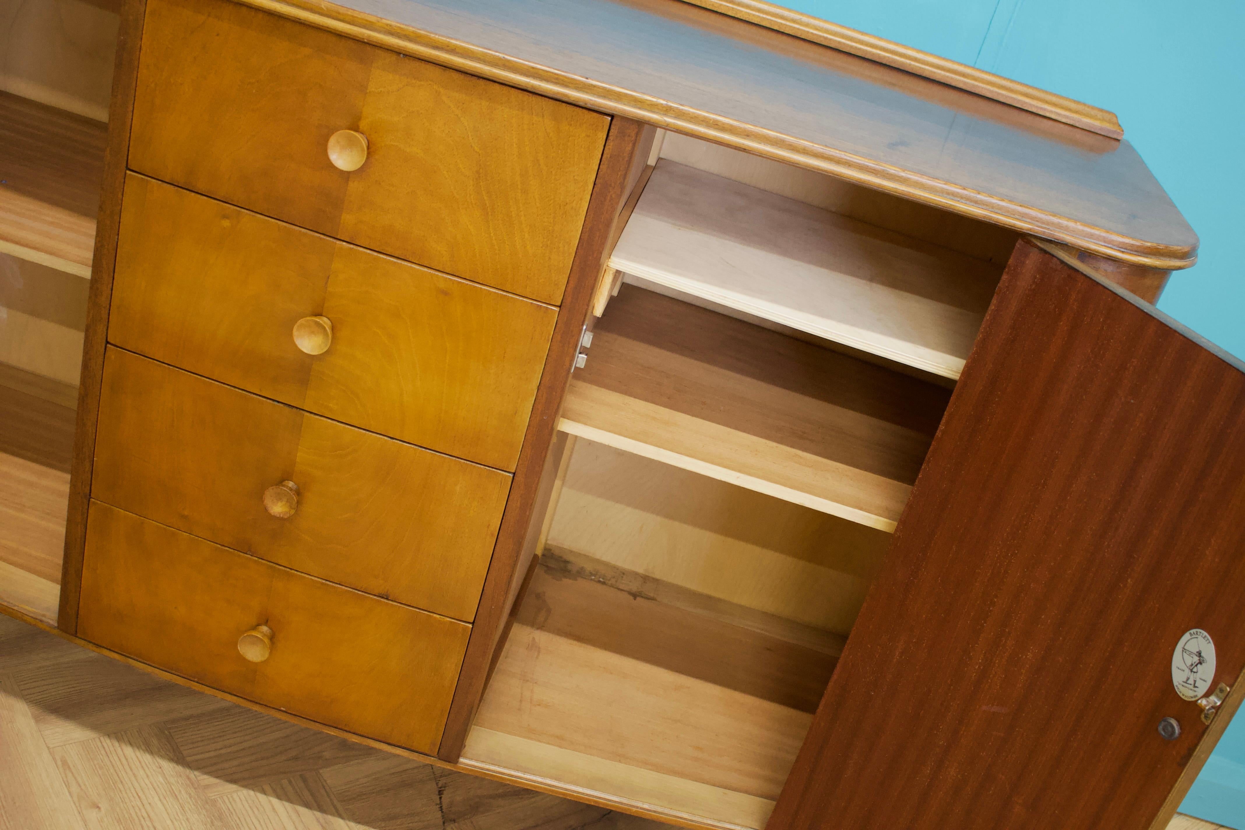 Credenza in legno di noce del Century Furniture (Strongbow), anni '50 in vendita 1