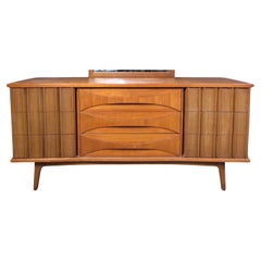 Buffet en noyer du milieu du siècle avec miroir