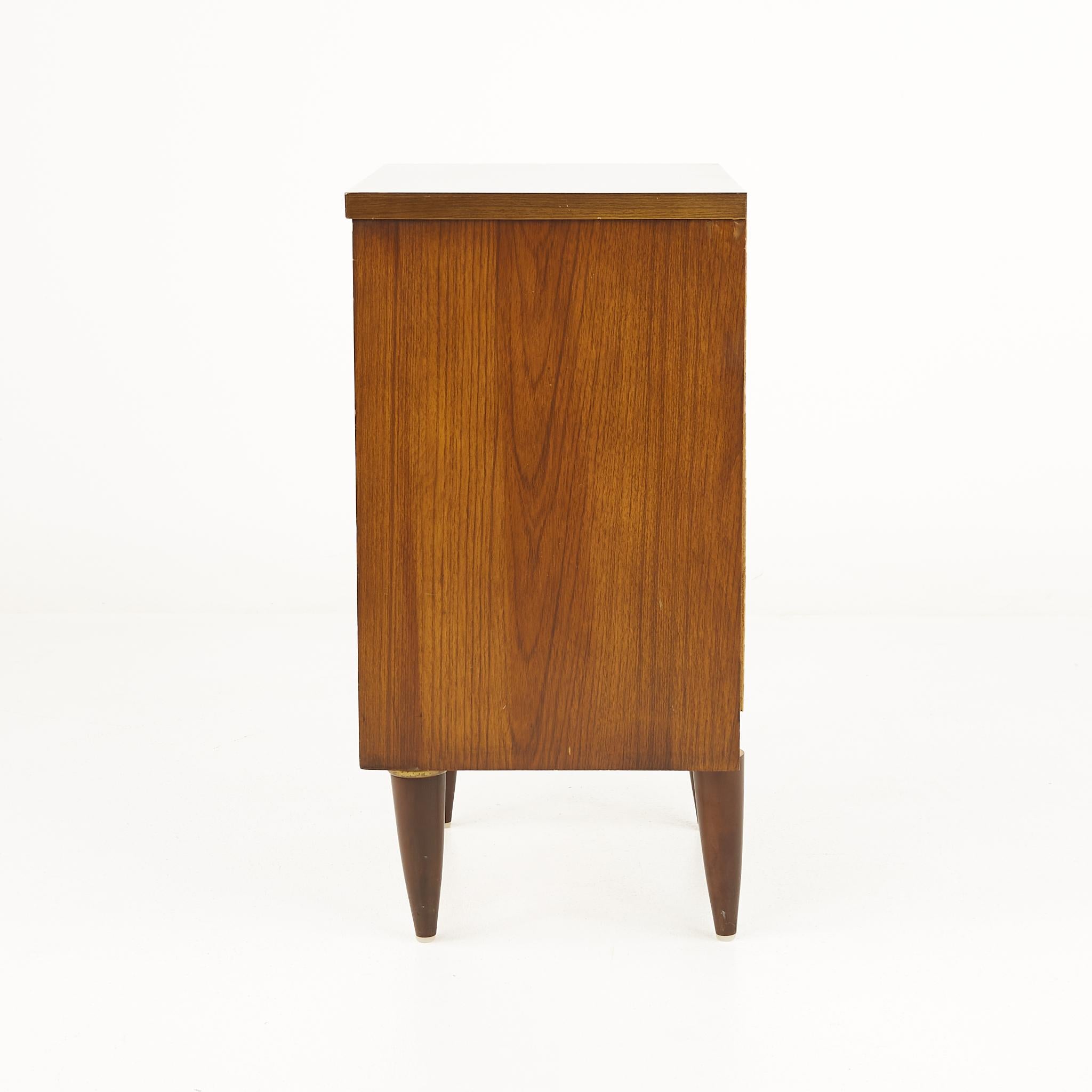 Mid Century Walnut Single Drawer Nightstand In Good Condition For Sale In Countryside, IL