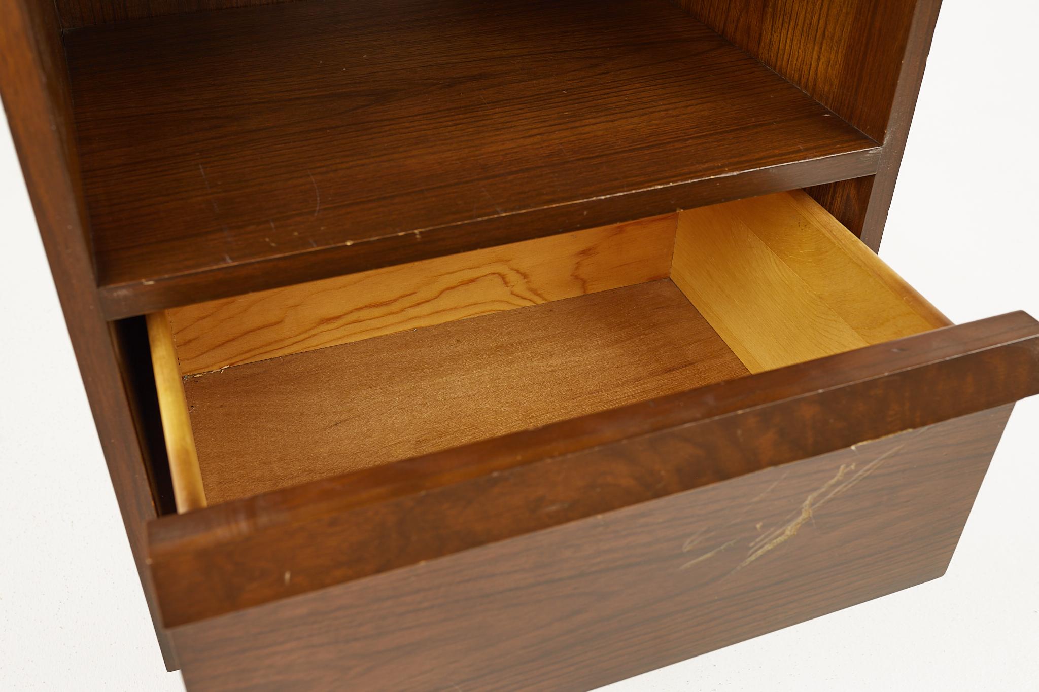 Nachttisch mit einer Schublade aus Nussbaumholz, Mid-Century im Angebot 1