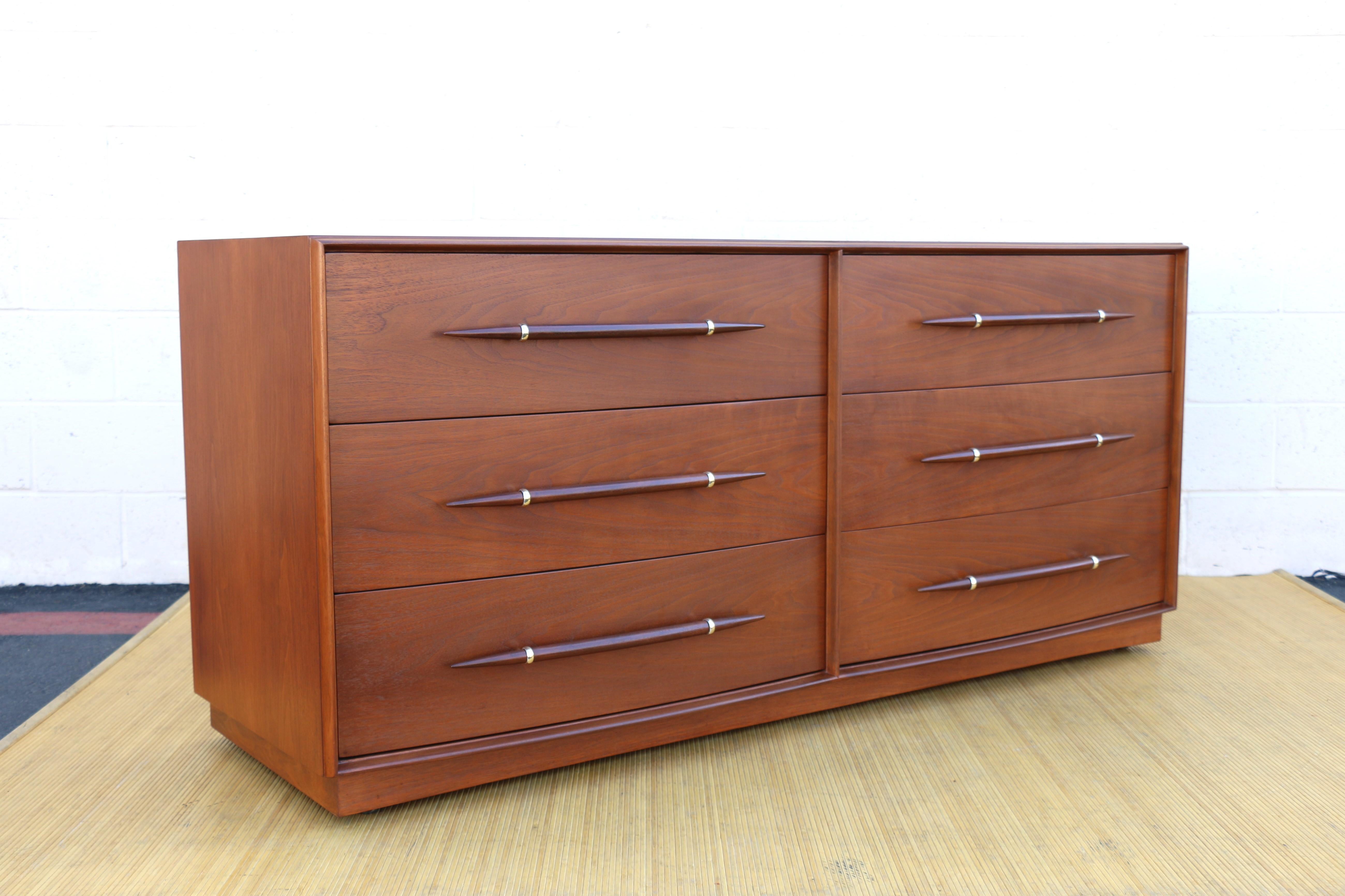 Mid-Century moderno Comò a sei cassetti in noce di metà secolo di H. H. Robsjohn-Gibbings per Widdicomb in vendita