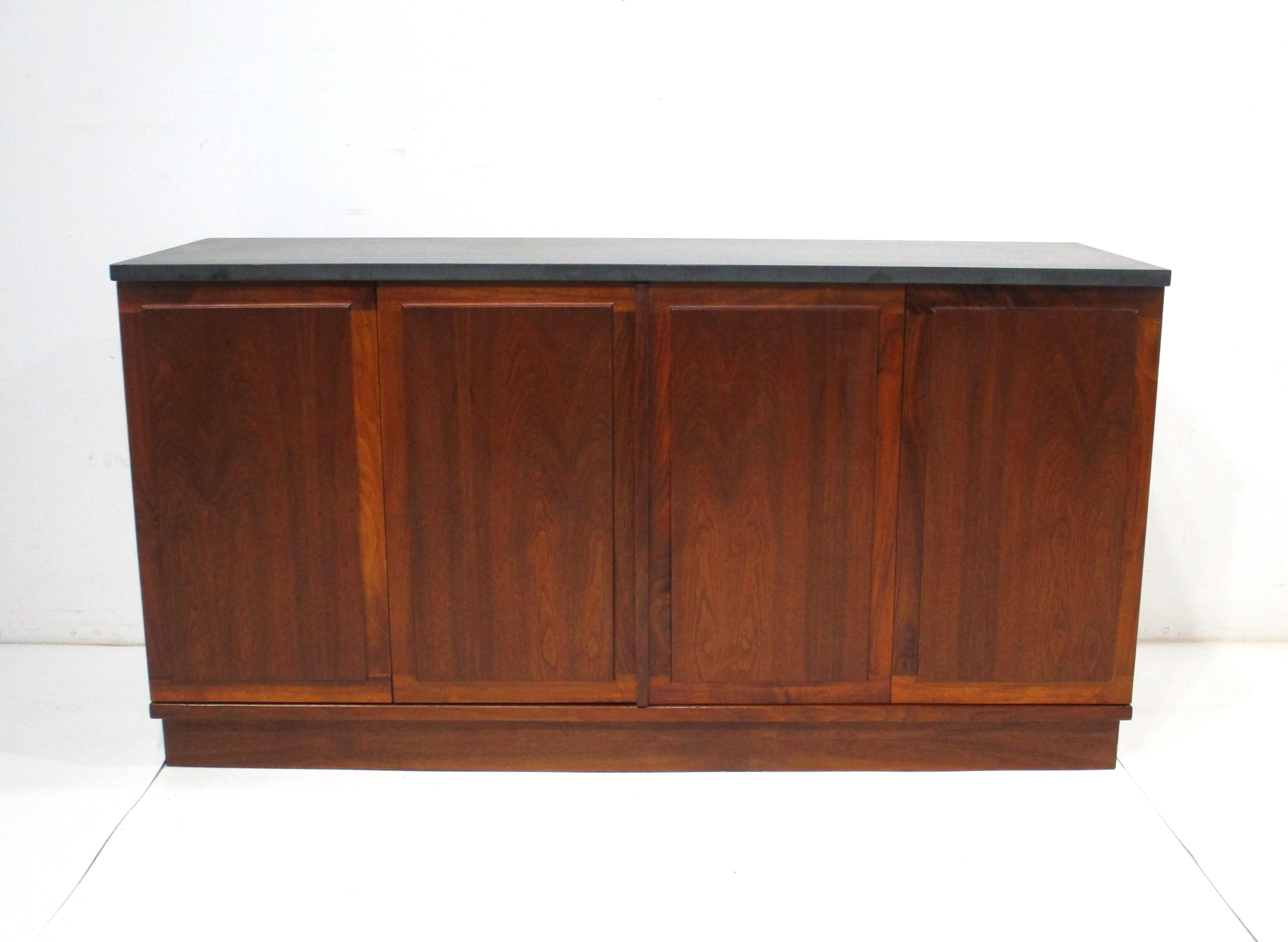 Credenza di metà secolo in noce con ripiano in ardesia nello stile della modernità danese in vendita 4