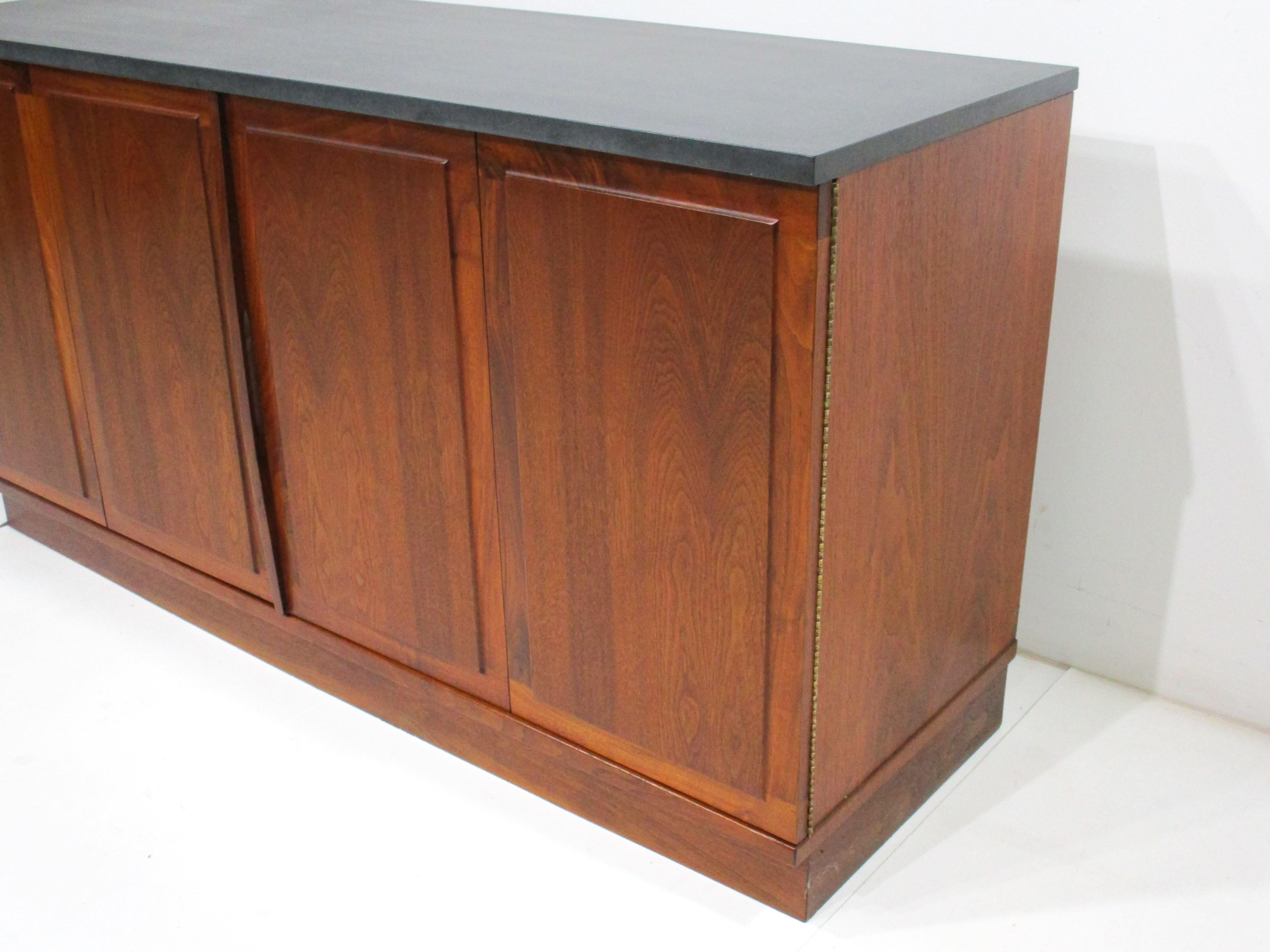 Mid-Century moderno Credenza di metà secolo in noce con ripiano in ardesia nello stile della modernità danese in vendita