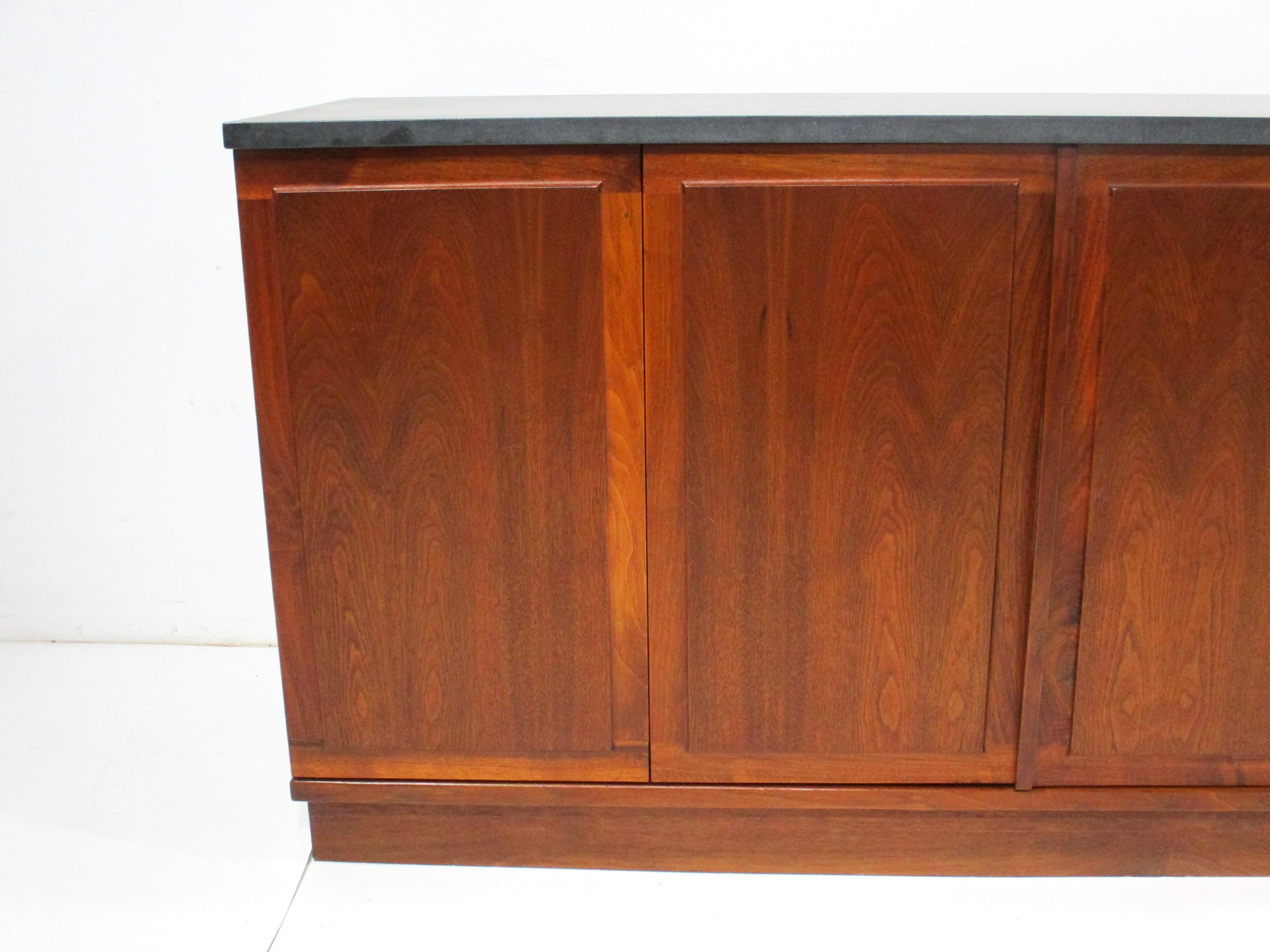 Americano Credenza di metà secolo in noce con ripiano in ardesia nello stile della modernità danese in vendita