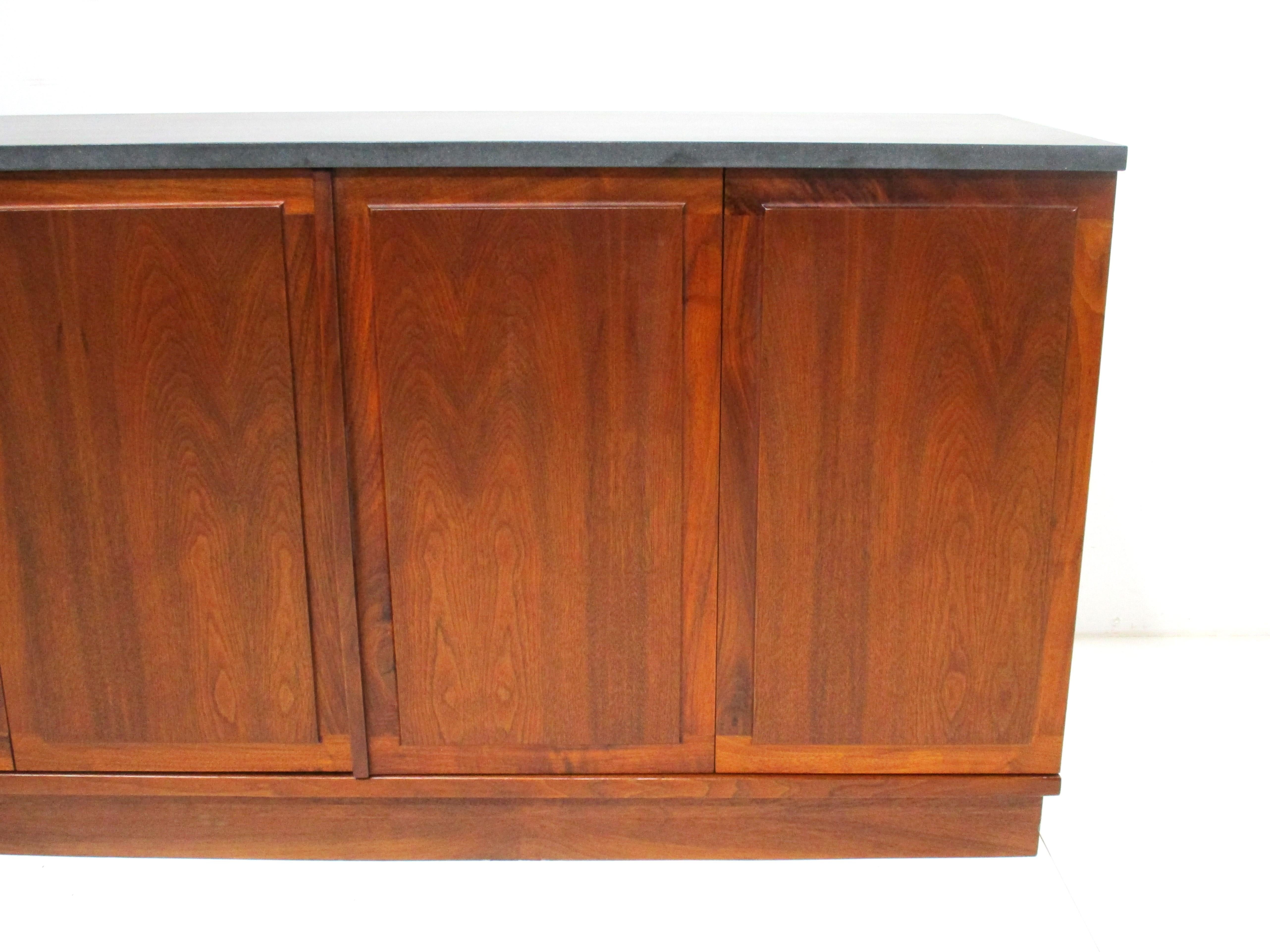Credenza di metà secolo in noce con ripiano in ardesia nello stile della modernità danese In condizioni buone in vendita a Cincinnati, OH