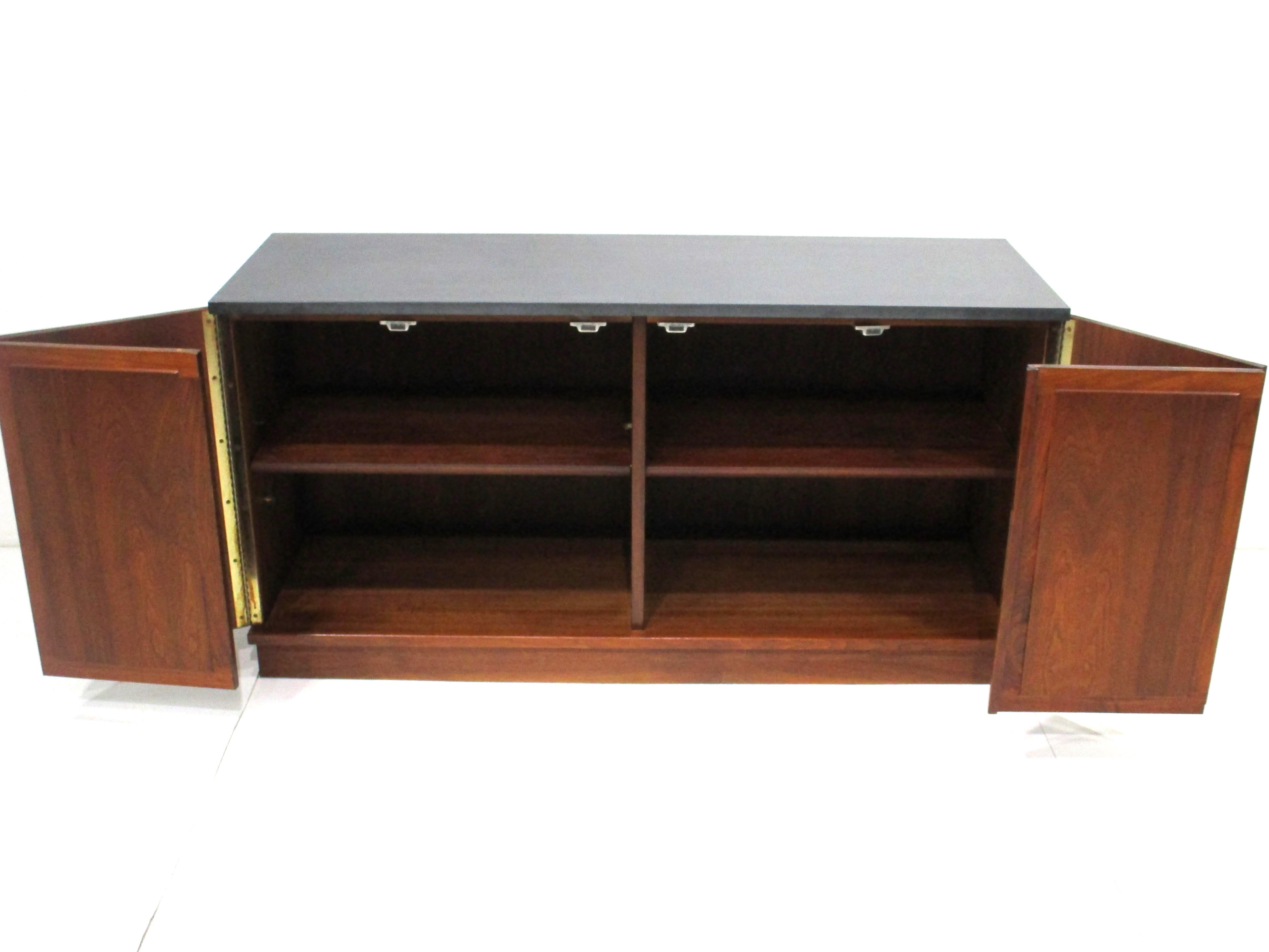 XX secolo Credenza di metà secolo in noce con ripiano in ardesia nello stile della modernità danese in vendita