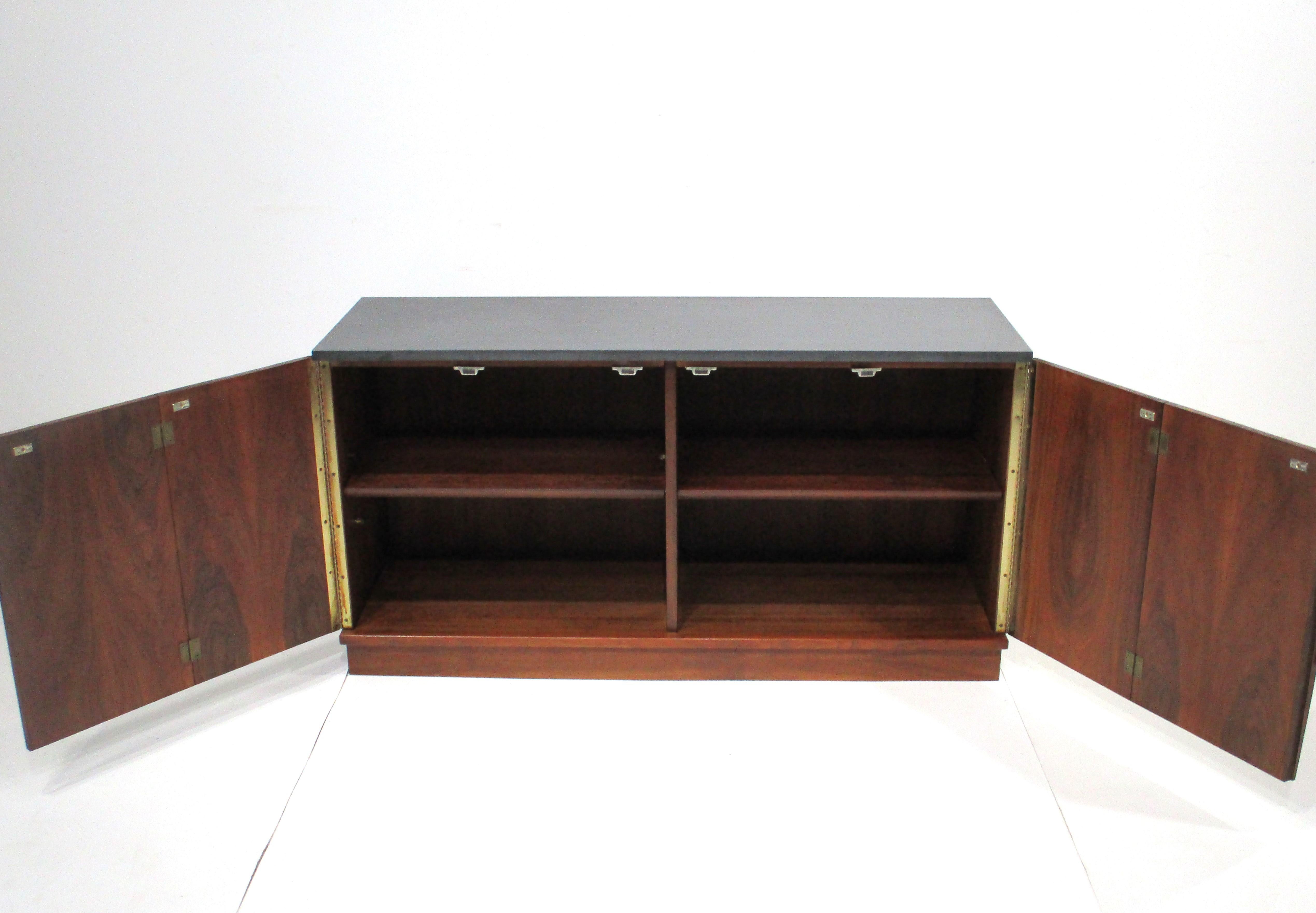 Ardesia Credenza di metà secolo in noce con ripiano in ardesia nello stile della modernità danese in vendita