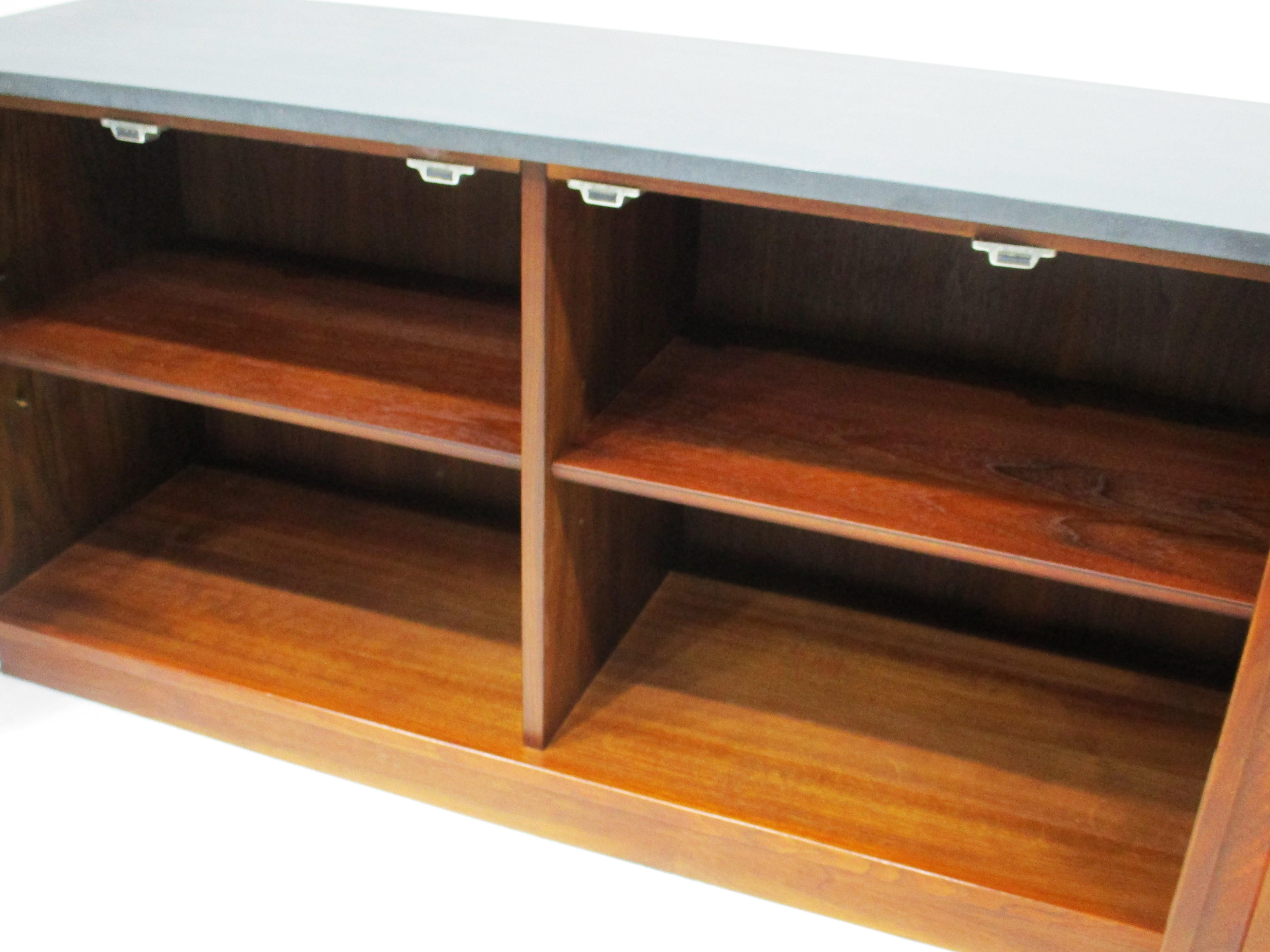 Credenza di metà secolo in noce con ripiano in ardesia nello stile della modernità danese in vendita 1