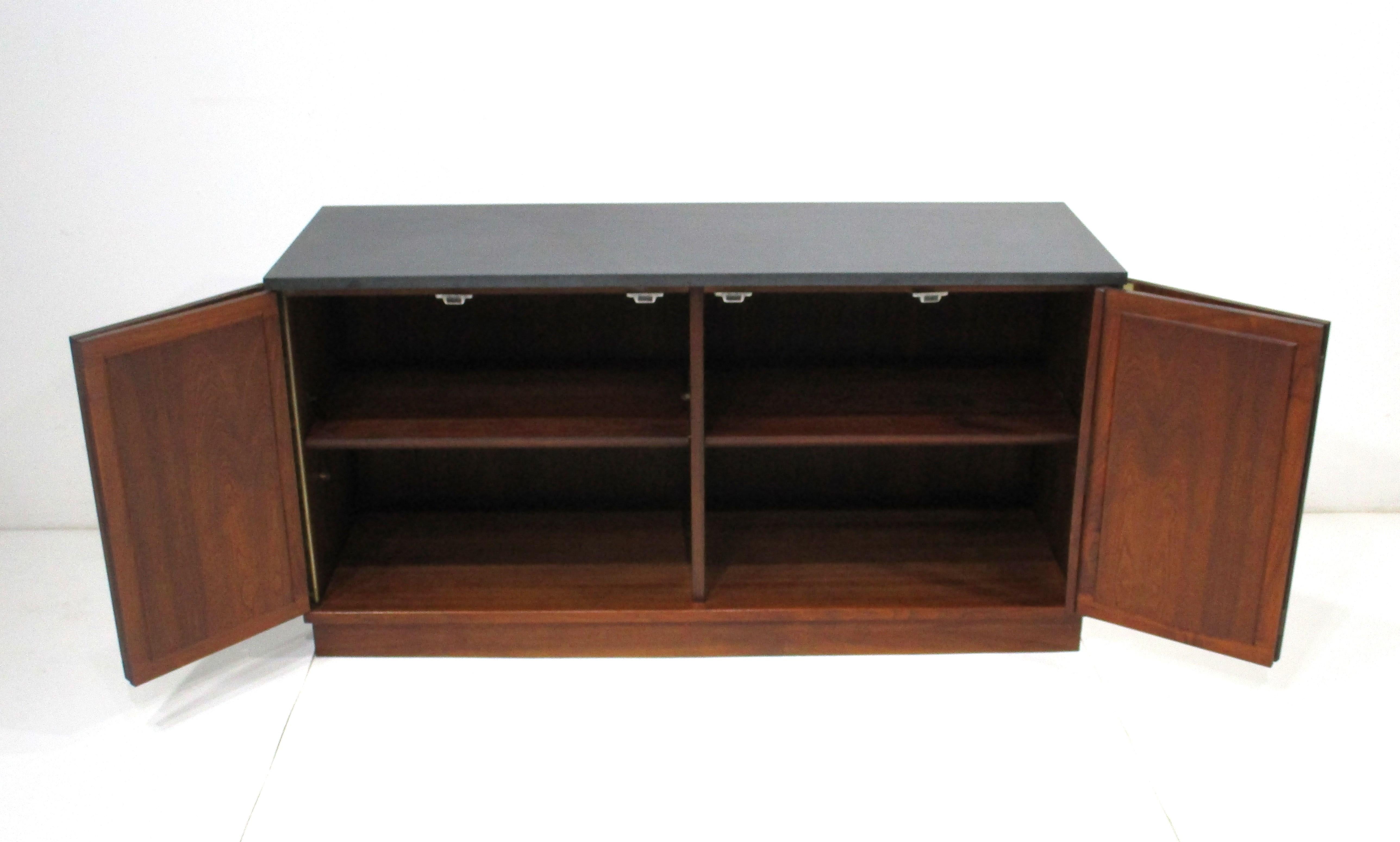Credenza di metà secolo in noce con ripiano in ardesia nello stile della modernità danese in vendita 2