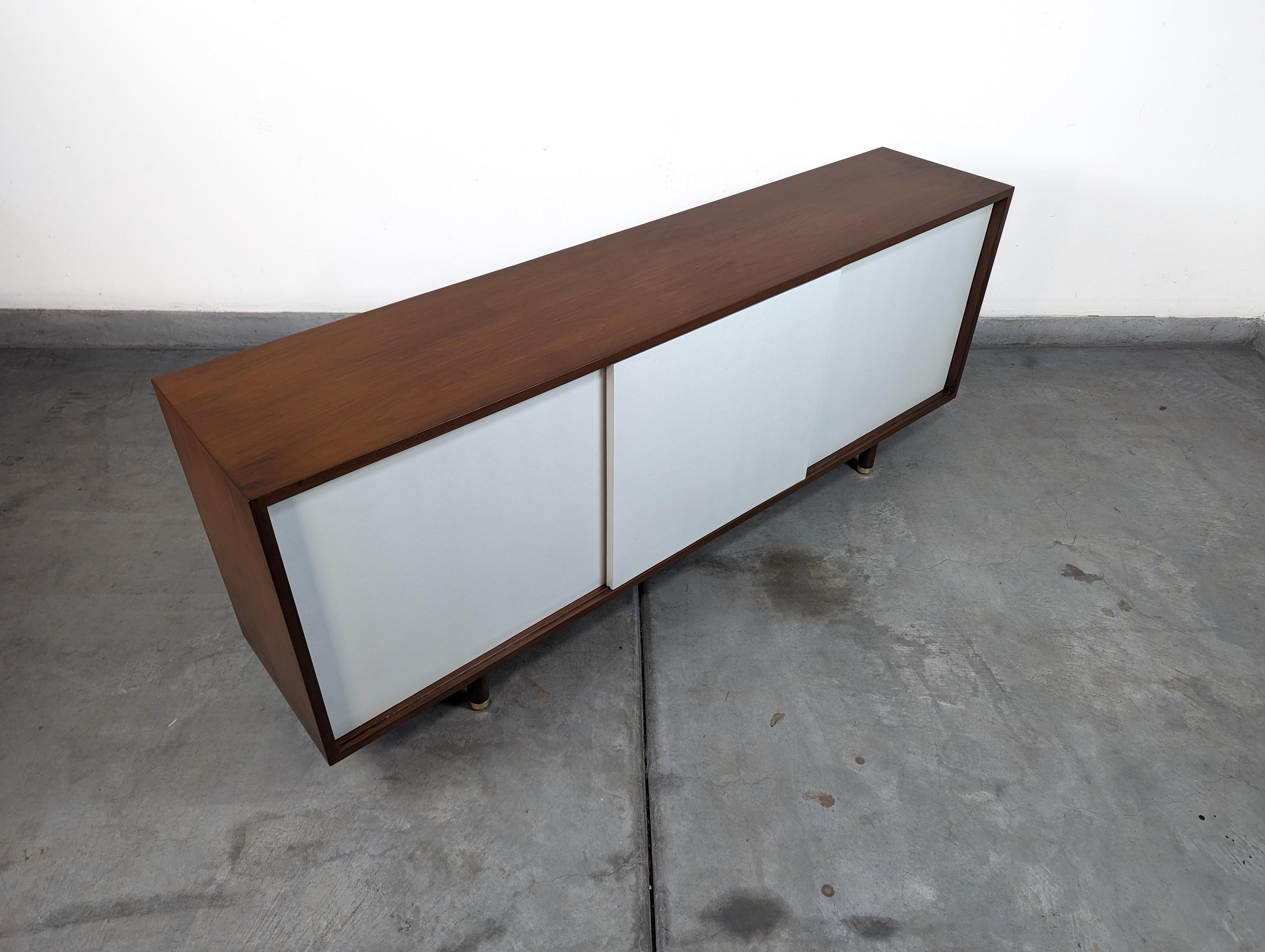 Mid-Century-Anrichte mit Schiebetür aus Nussbaumholz von Edward Wormley für Dunbar, ca. 1960er Jahre im Angebot 3