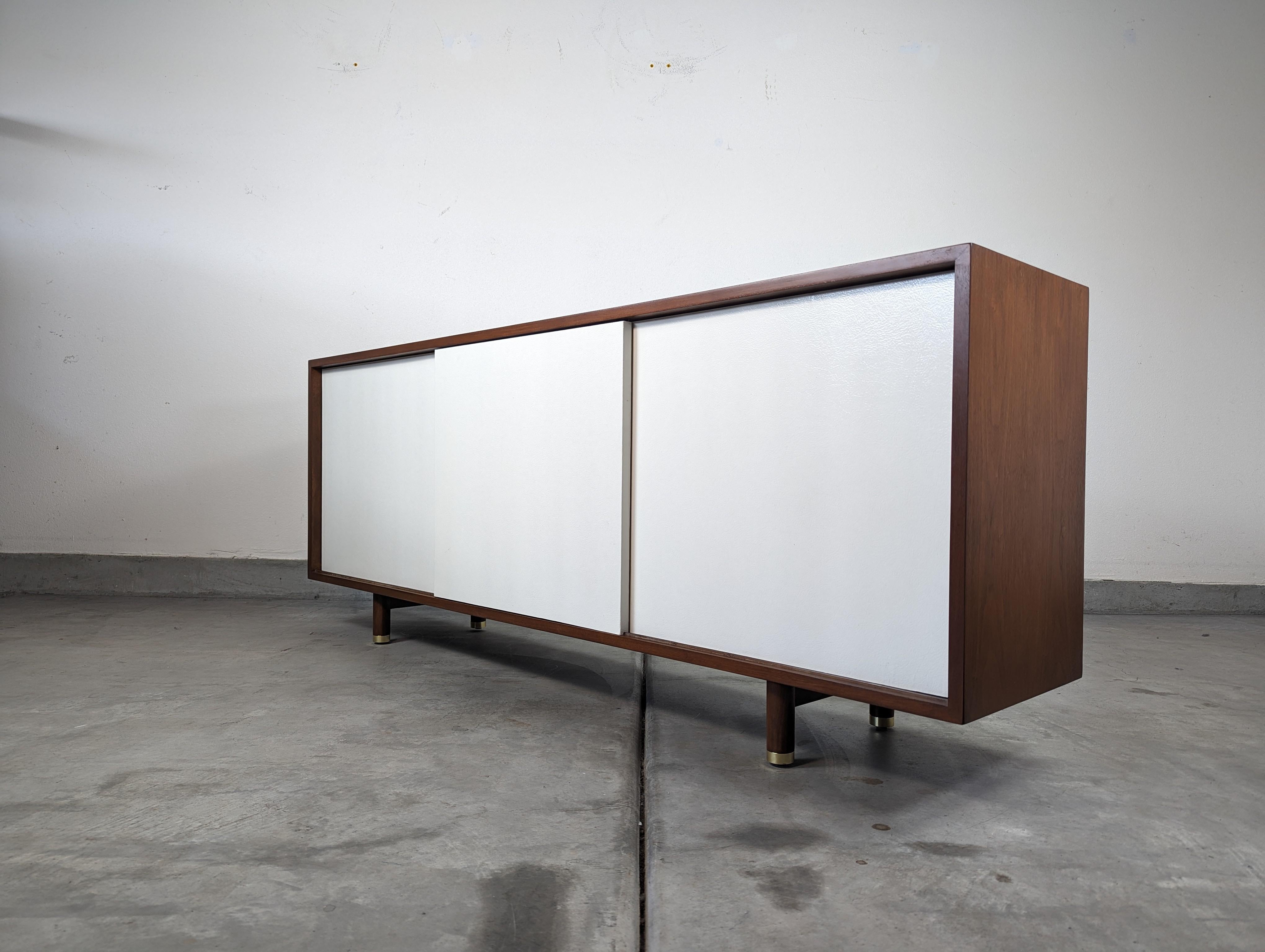 Mid-Century-Anrichte mit Schiebetür aus Nussbaumholz von Edward Wormley für Dunbar, ca. 1960er Jahre im Angebot 5