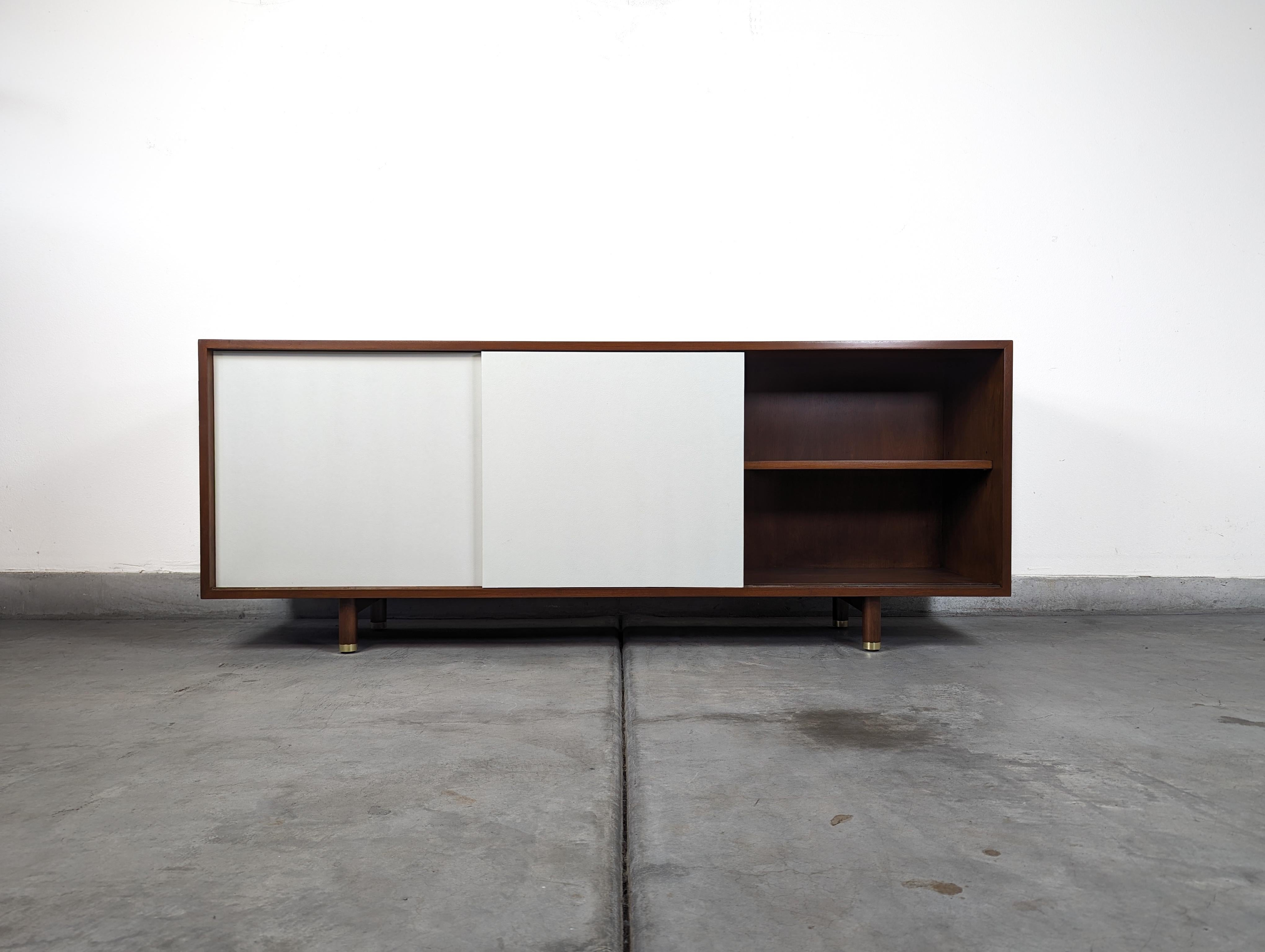 Mid-Century-Anrichte mit Schiebetür aus Nussbaumholz von Edward Wormley für Dunbar, ca. 1960er Jahre im Angebot 6