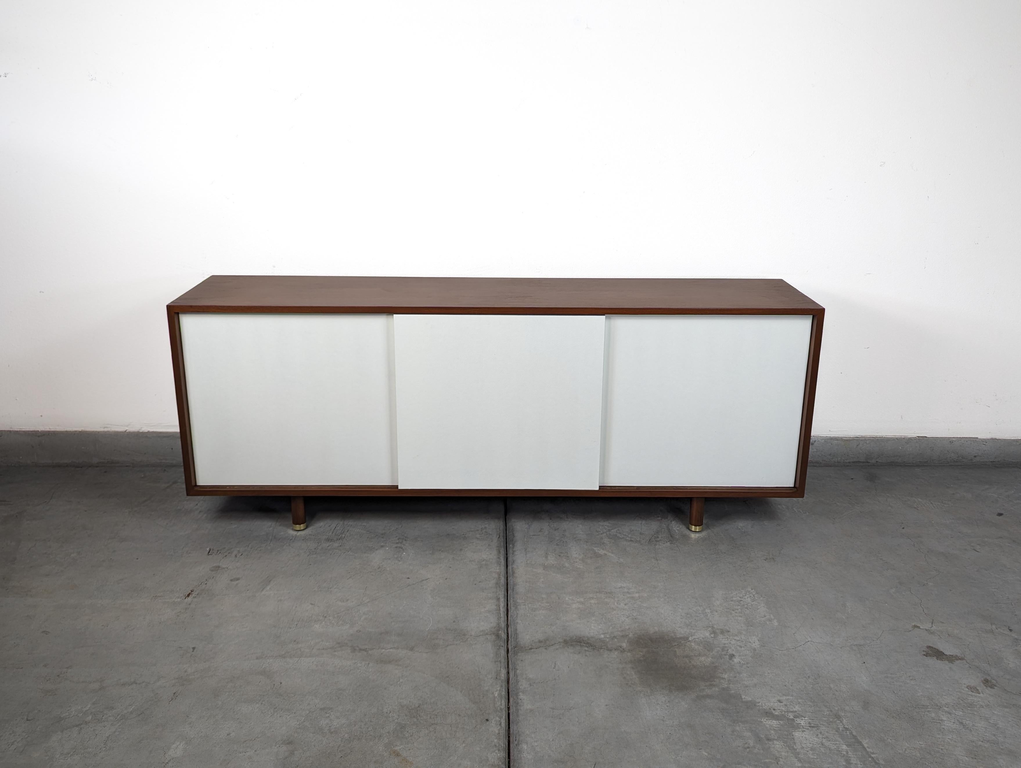 Ergreifen Sie die Gelegenheit, ein Stück Designgeschichte zu besitzen, mit dieser exquisiten Vintage-Credenza aus der Mitte des Jahrhunderts, die der legendäre Edward Wormley für Dunbar entworfen hat und die aus der kreativen Hochphase der 1960er
